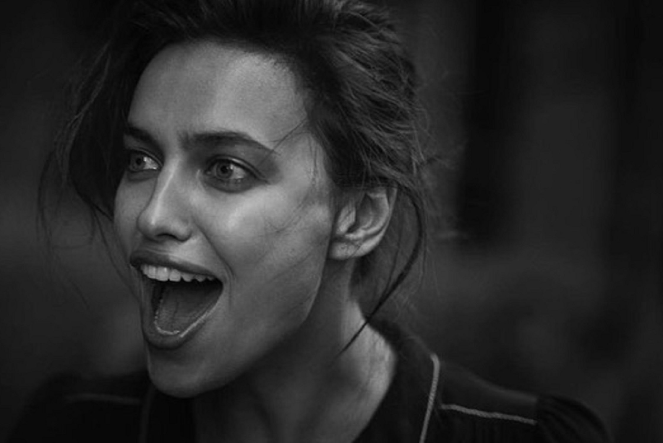 El mal tràngol d'Irina Shayk, espectacular als Bafta, amb el seu vestit