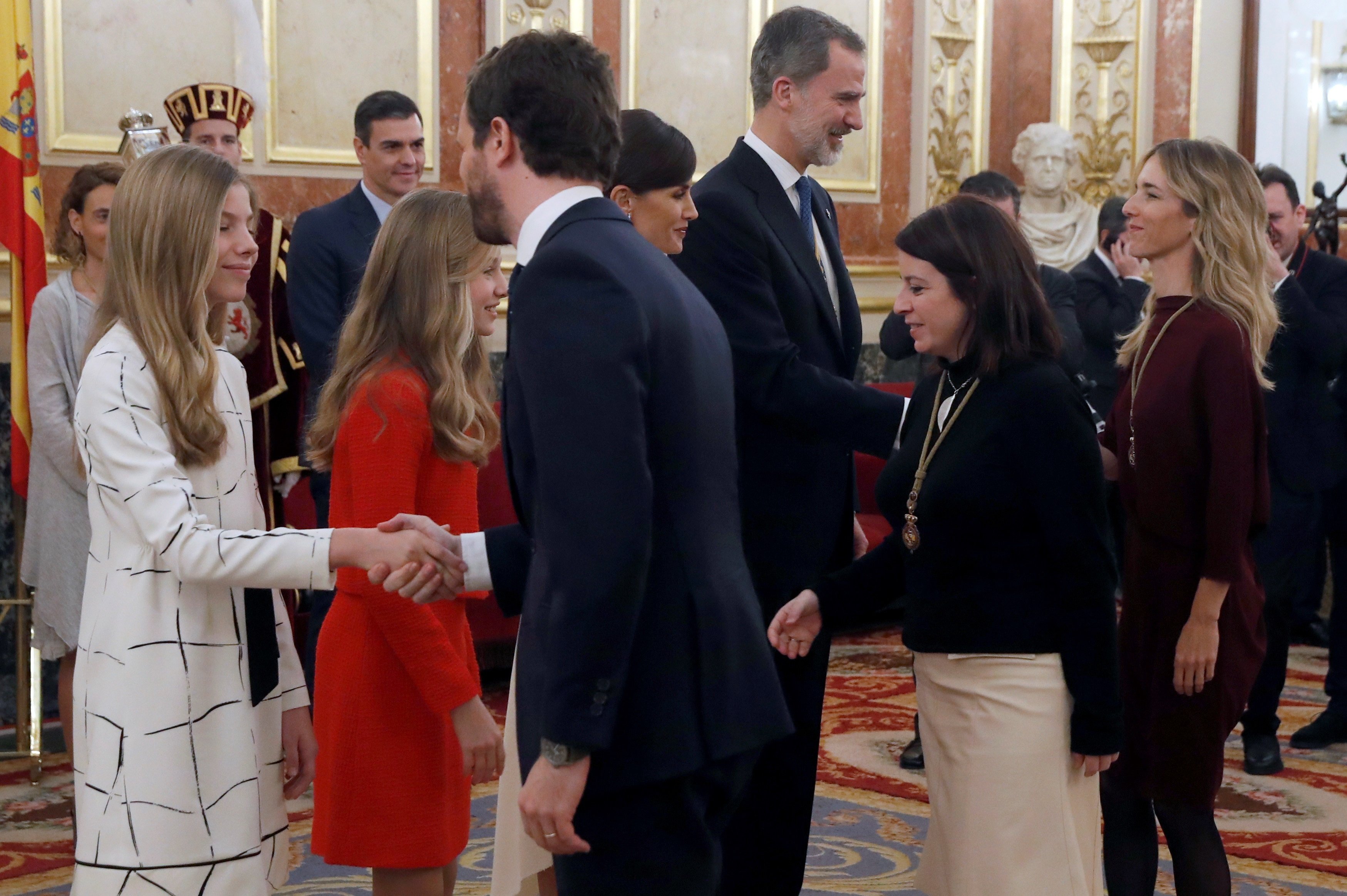 VÍDEO Ridícula Cayetana: reverència al rei arrosegant-se per la moqueta