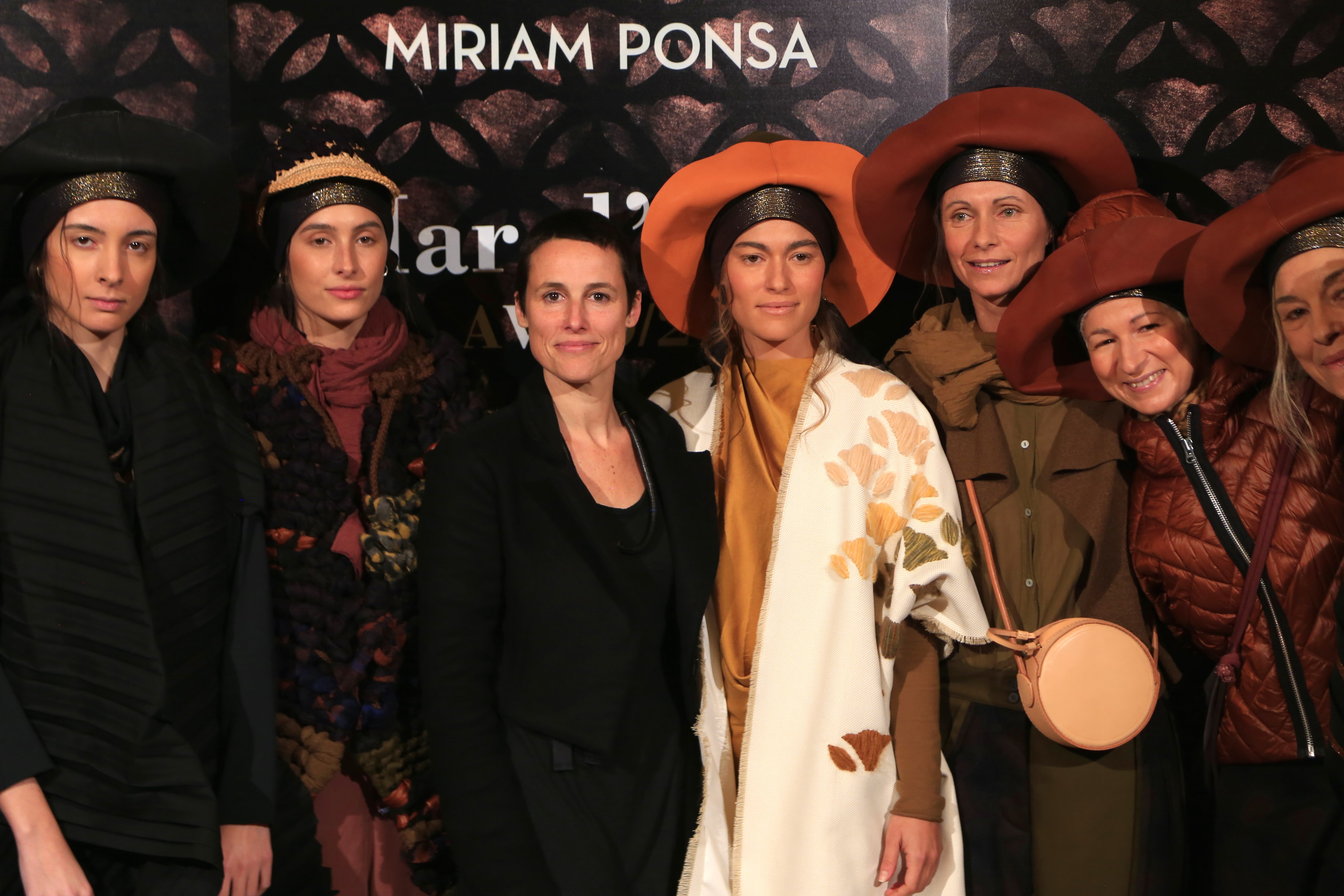 Miriam Ponsa triunfa con un desfile comprometido, valiente y fuera de los cánones