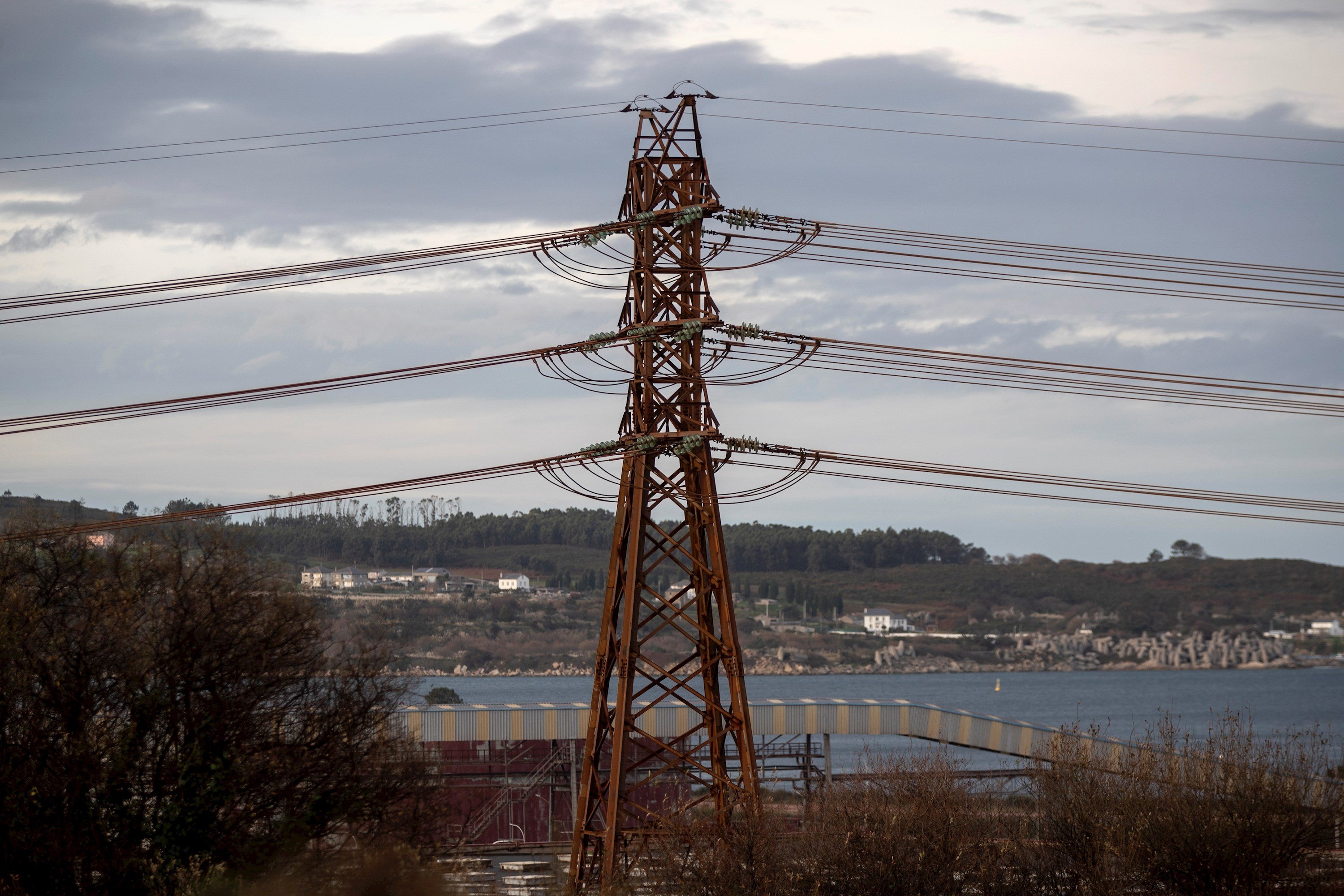 La electricidad del mercado mayorista cae a menos de 100€ después de tres años