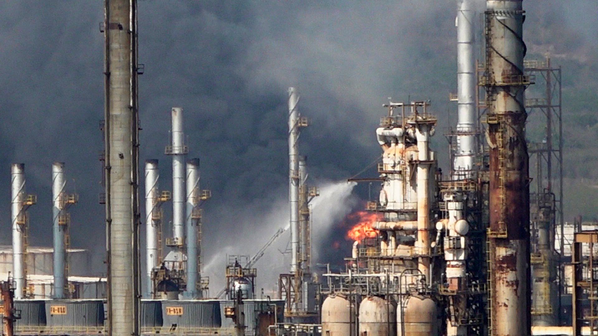 8  Autoridades controlan incendio en refinería de Pemex al sur de México   José de Jesús Cortez Efe