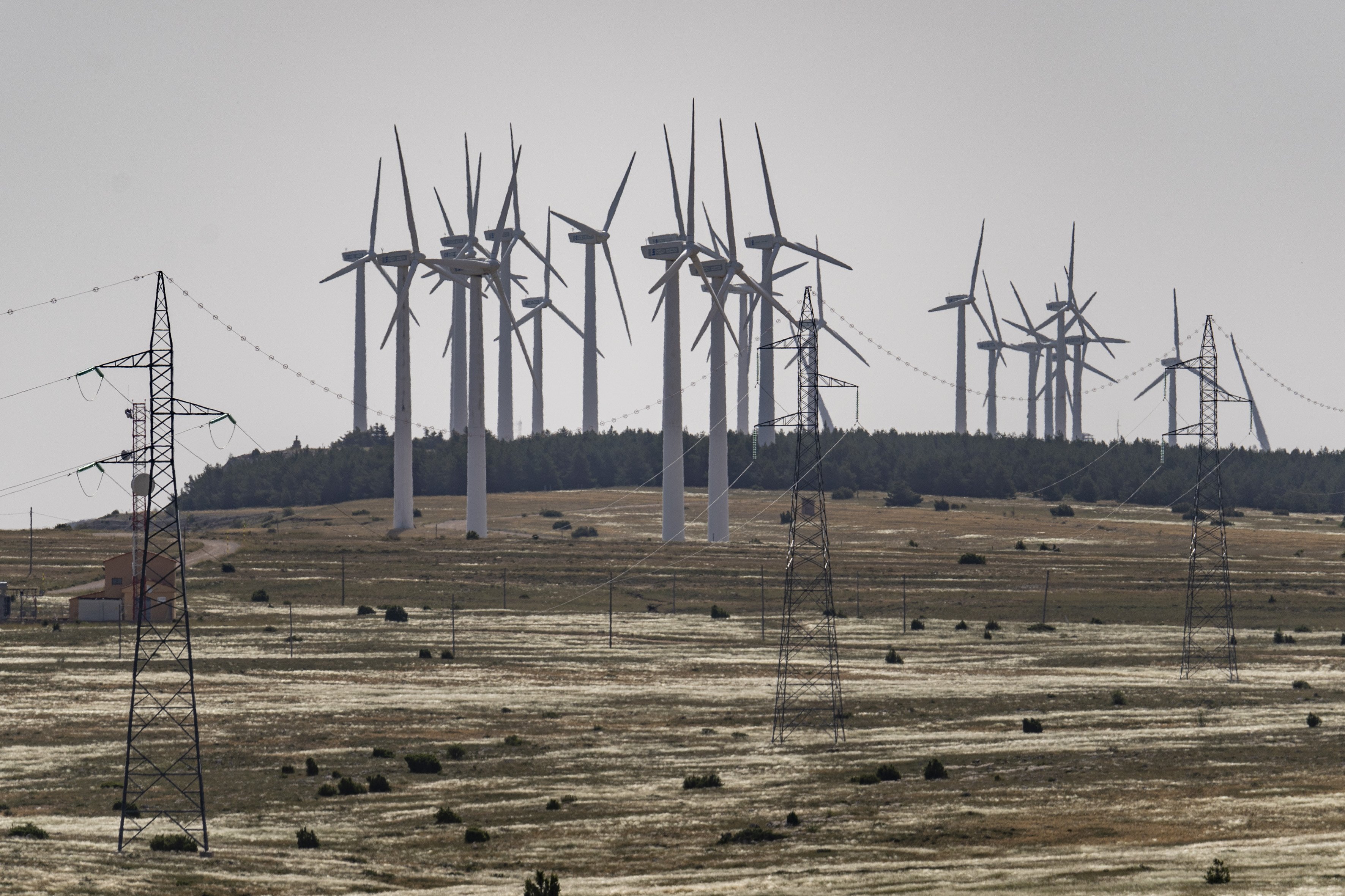 precio electricidad, generador luz, aerogeneradores Escucha Teruel parque eólico torres alta tensión / Foto: Efe