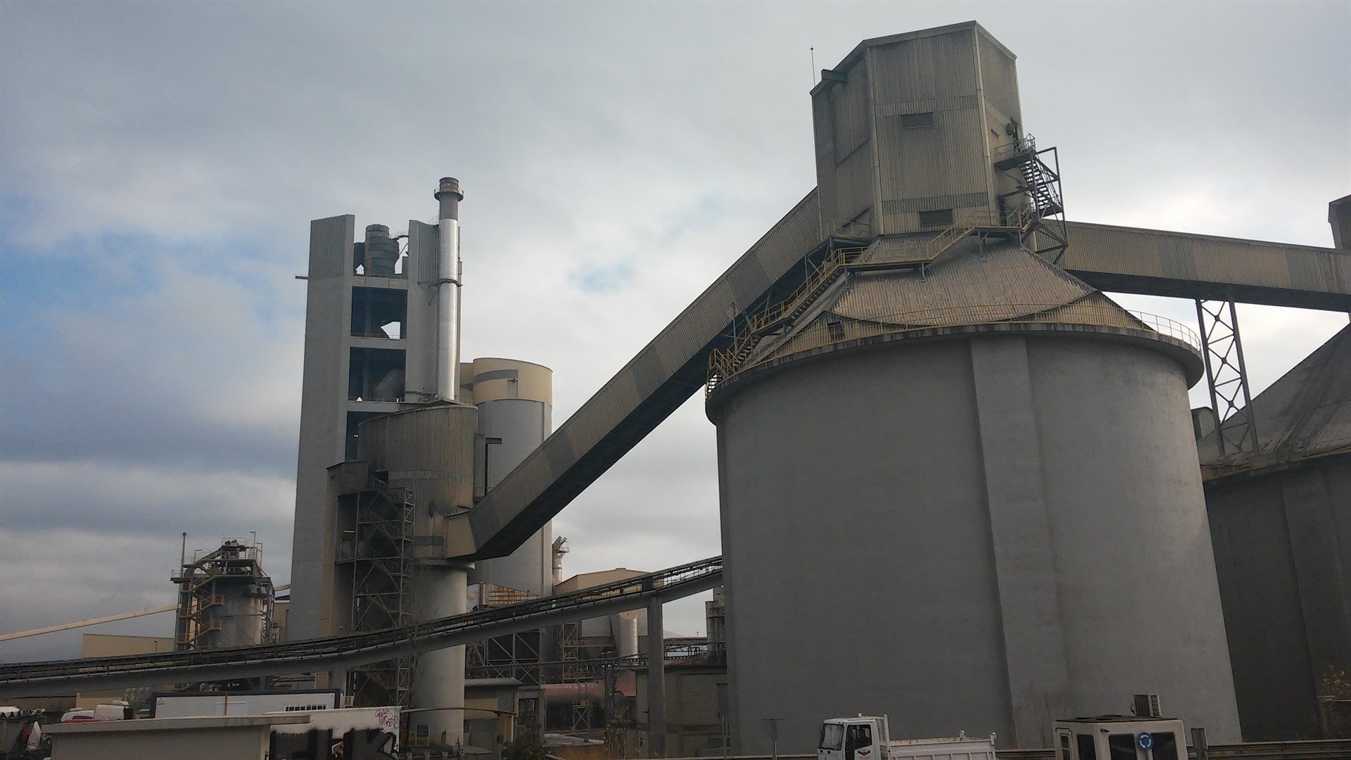El frenazo en la construcción hunde el consumo de cemento en Catalunya
