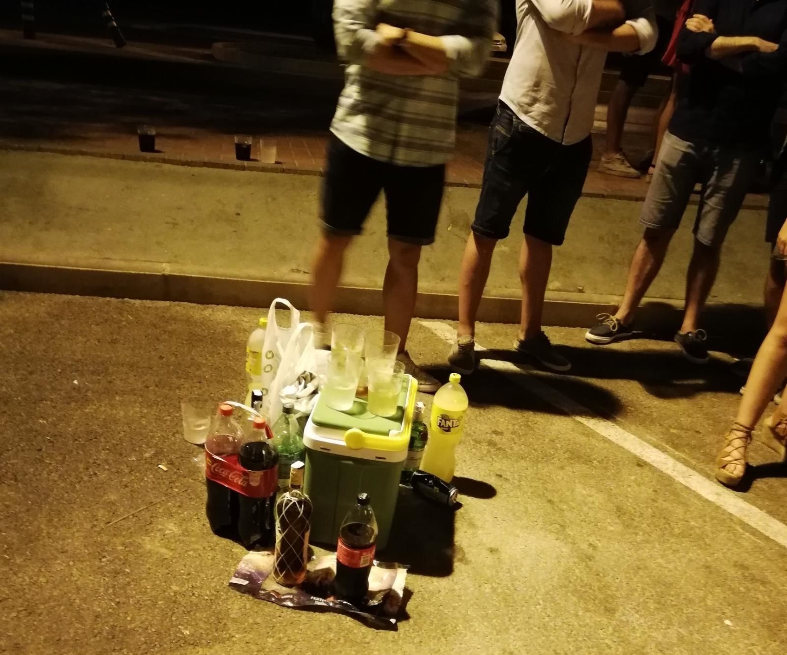 Multes de fins a 500 euros a Barcelona per beure cervesa o alcohol a la via pública