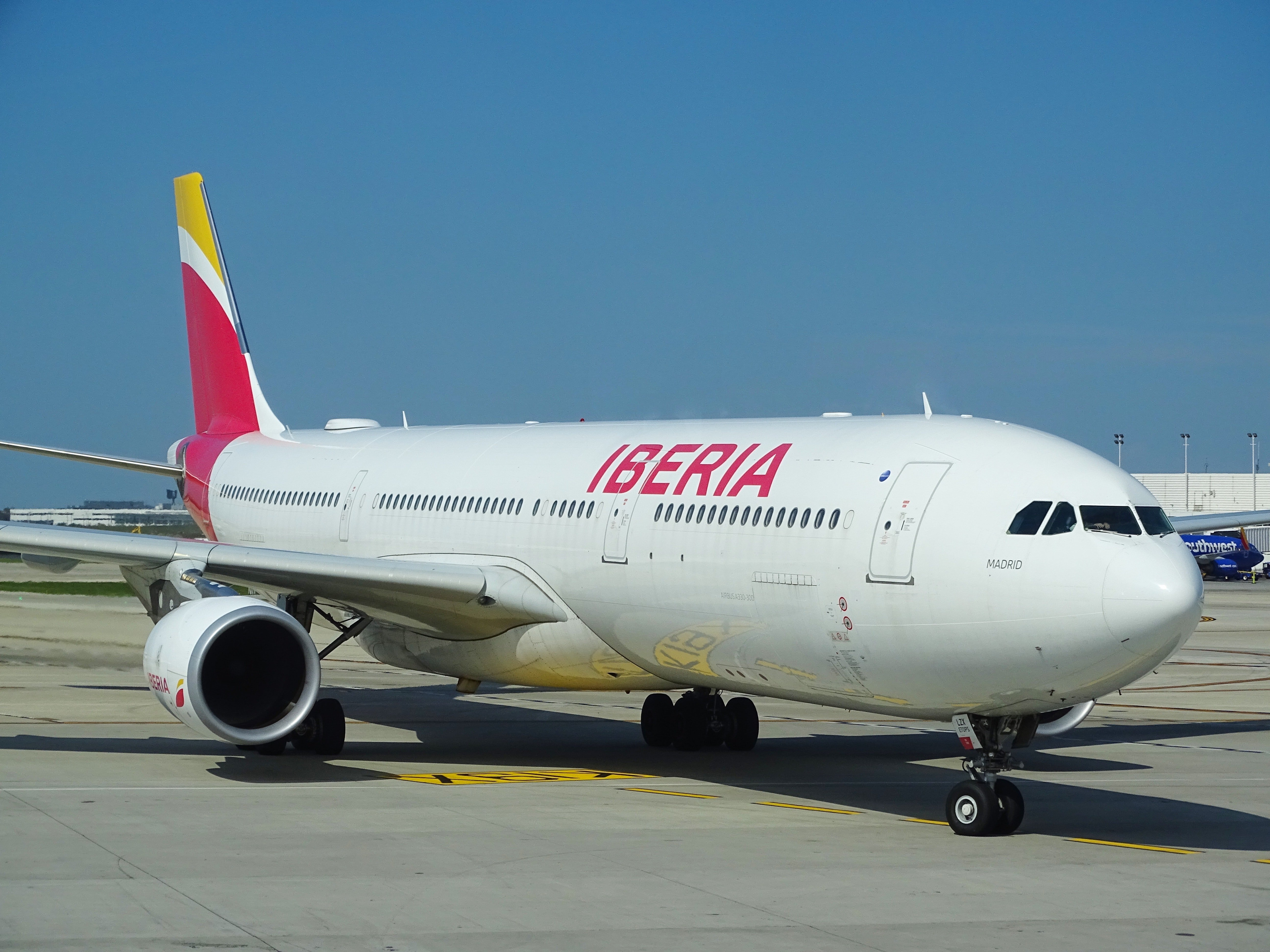 Iberia, Air Europa o EasyJet: 16 aerolíneas todavía cobran por atender clientes