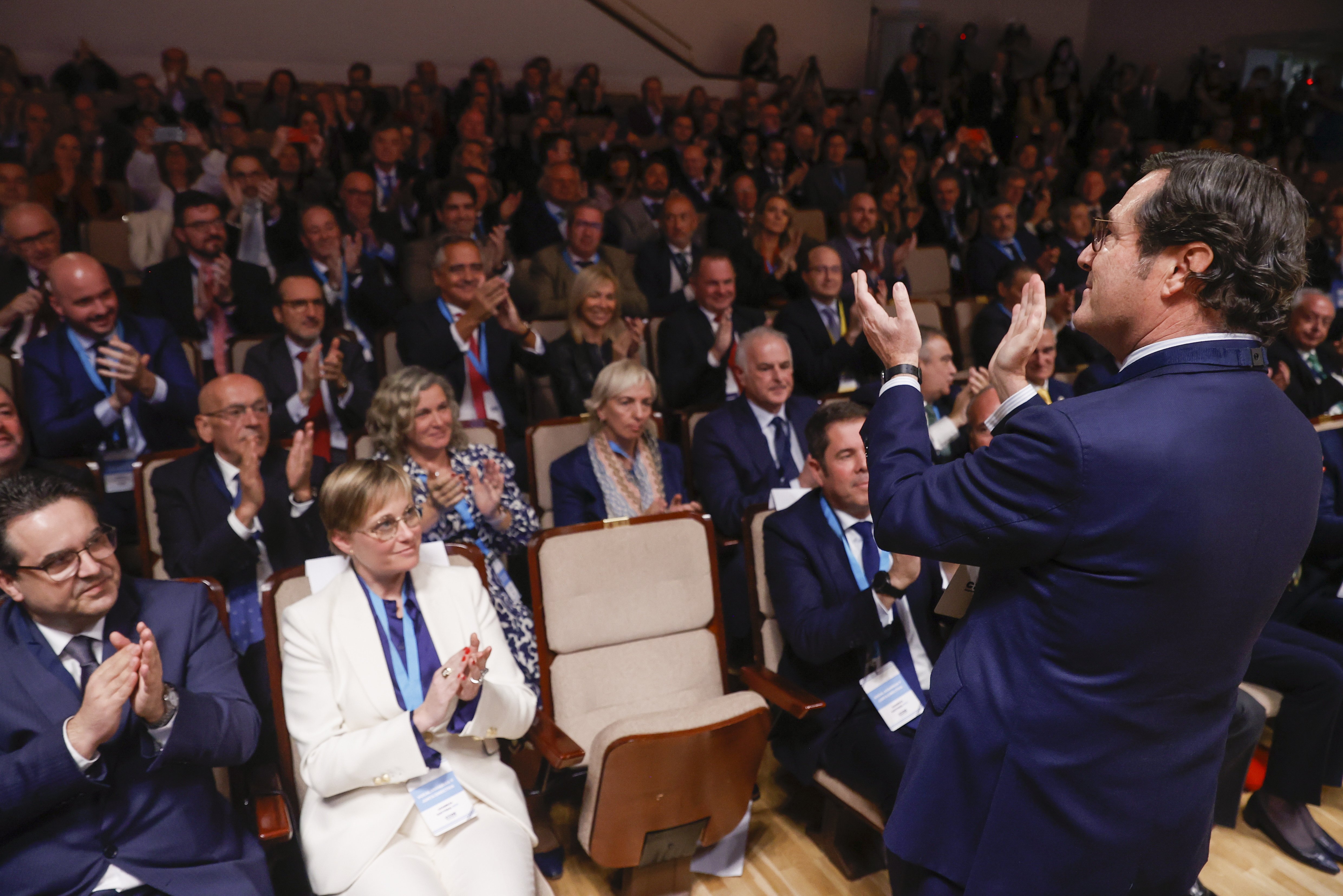 CEOE renova Garamendi per golejada i minimitza les crítiques internes