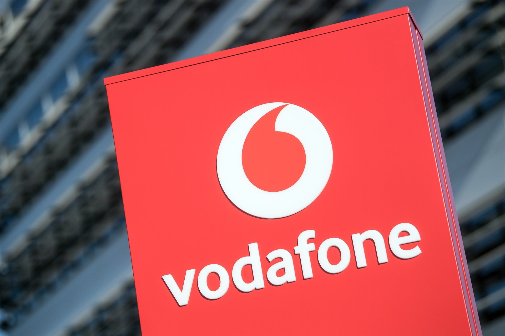 A Vodafone li passa factura la pressió del mercat: perd 50.625 línies mòbils