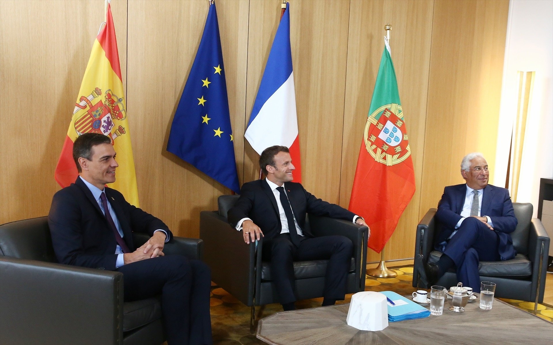 El presidente del Gobierno, Pedro Sánchez, el presidente de la República de Francia, Emmanuel Macron y el primer ministro de Portugal, Antonio Costa