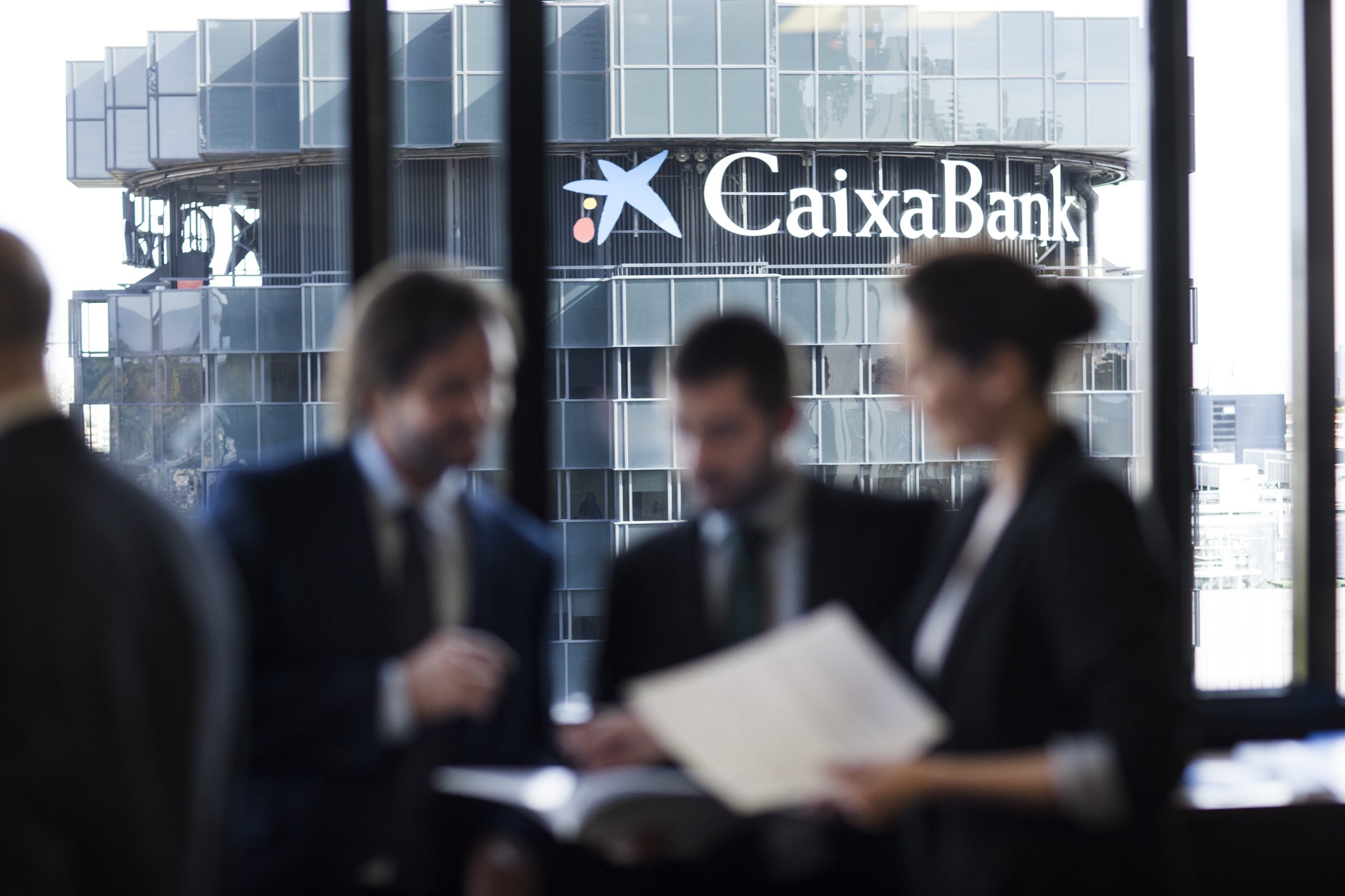La banca europea suelta lastre (Interior sede de CaixaBank)