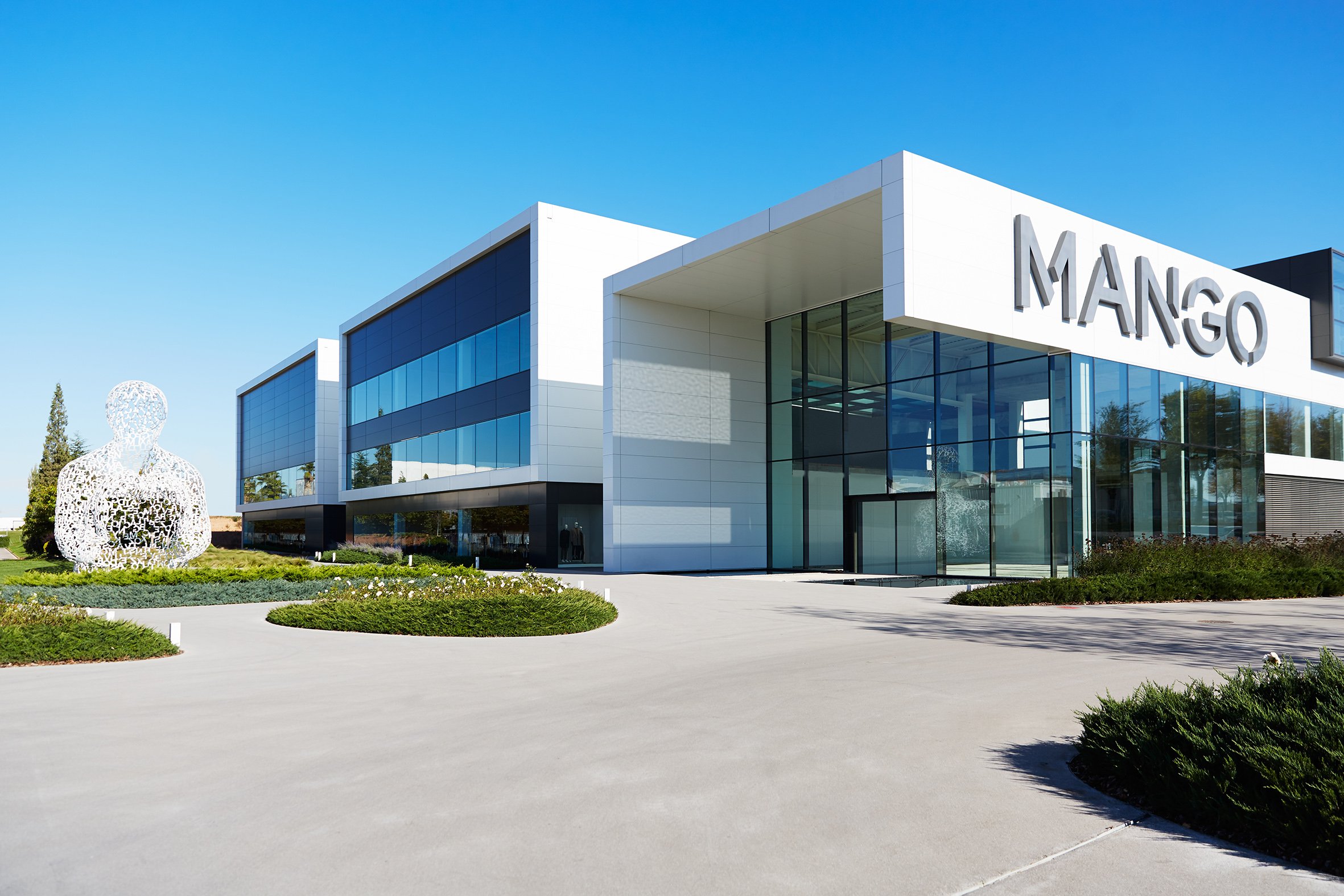 Mango incorporará una etiqueta con código QR para avalar la sostenibilidad de los productos