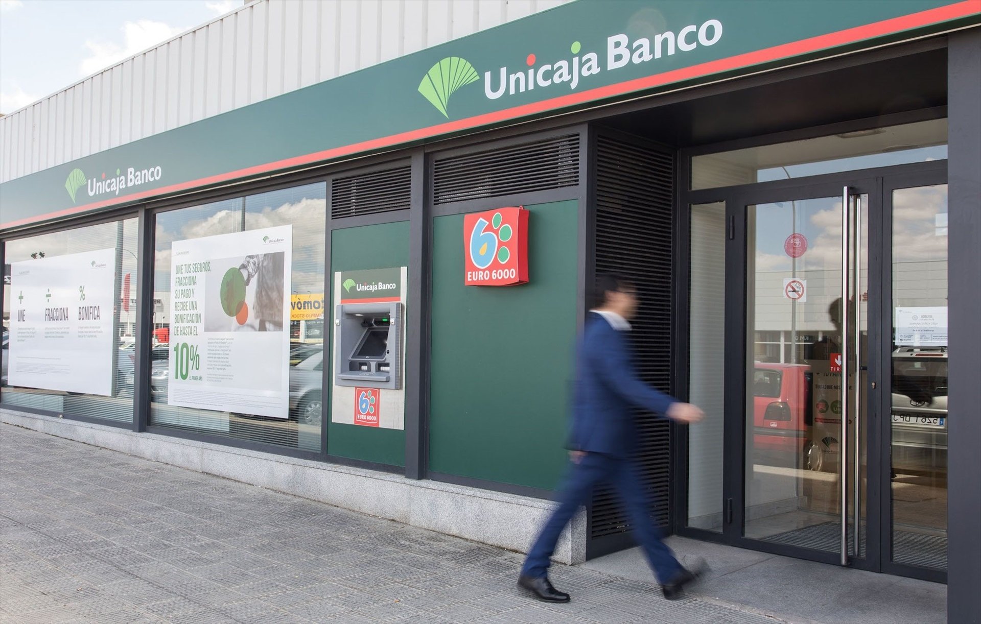 Unicaja sigue a sus rivales y sube la hipoteca fija por encima del 4%