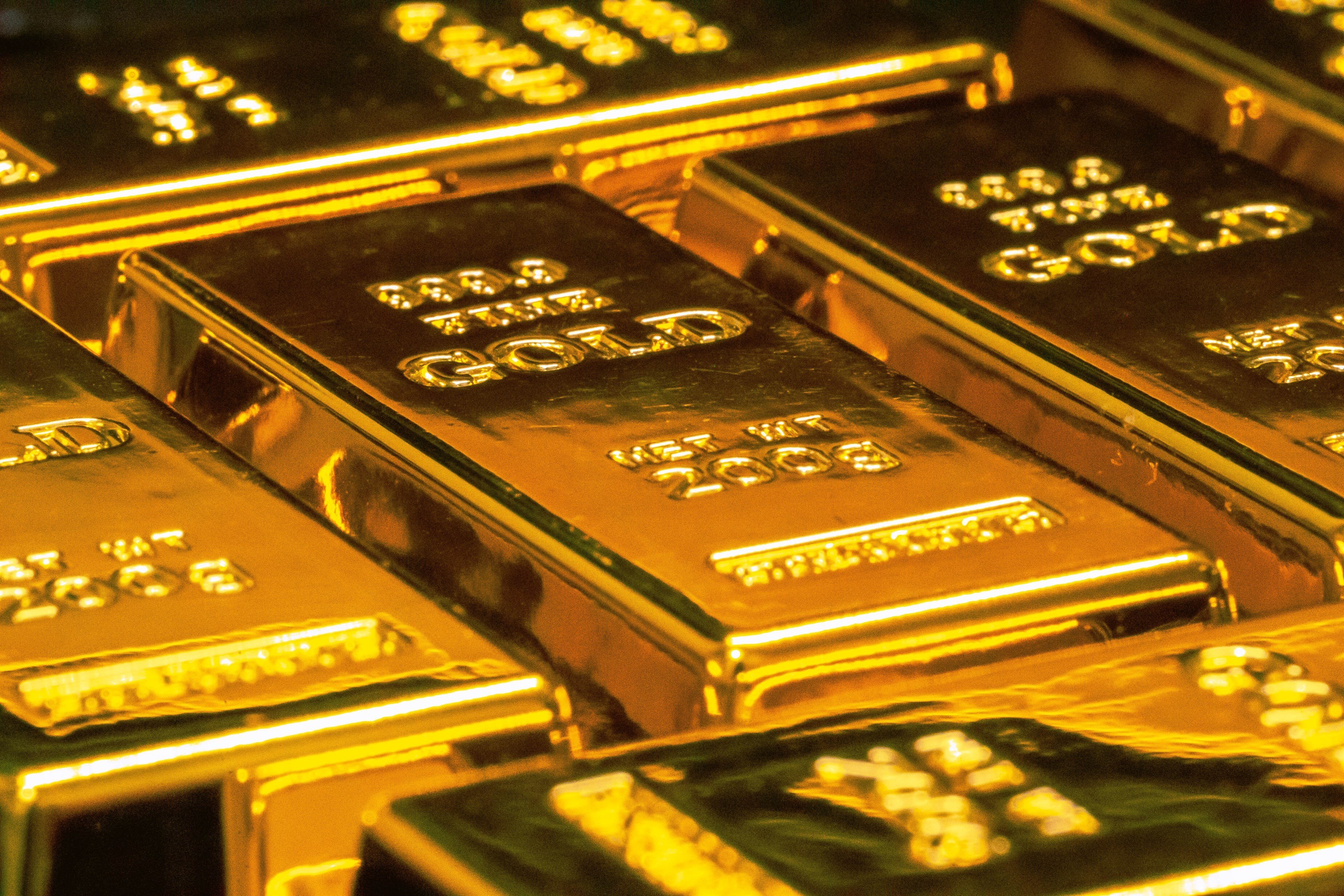L'or es dispara i assoleix un nou màxim històric en 2.140,6 dòlars l'unça