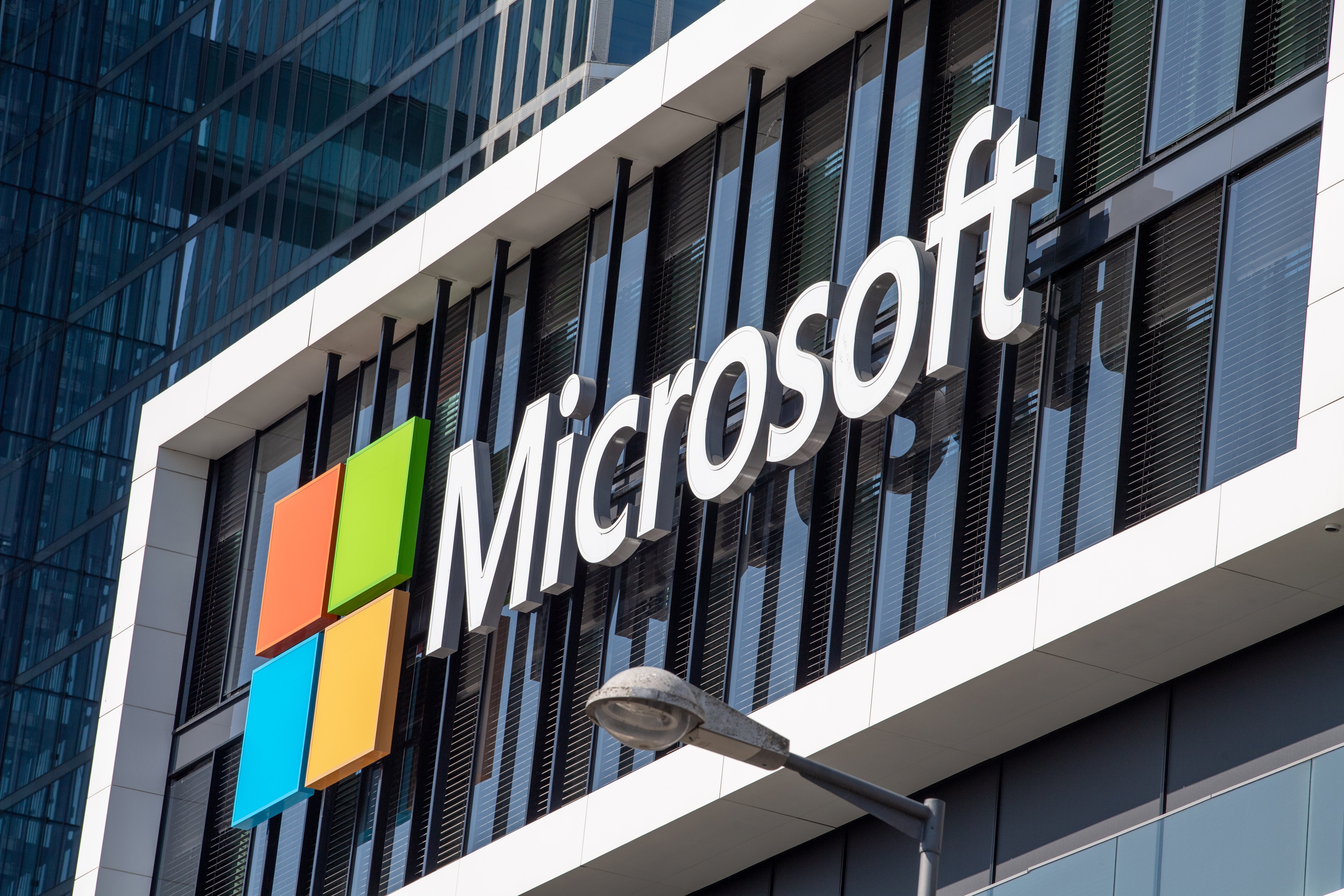 Microsoft intensifica la guerra por el control de los datos financieros