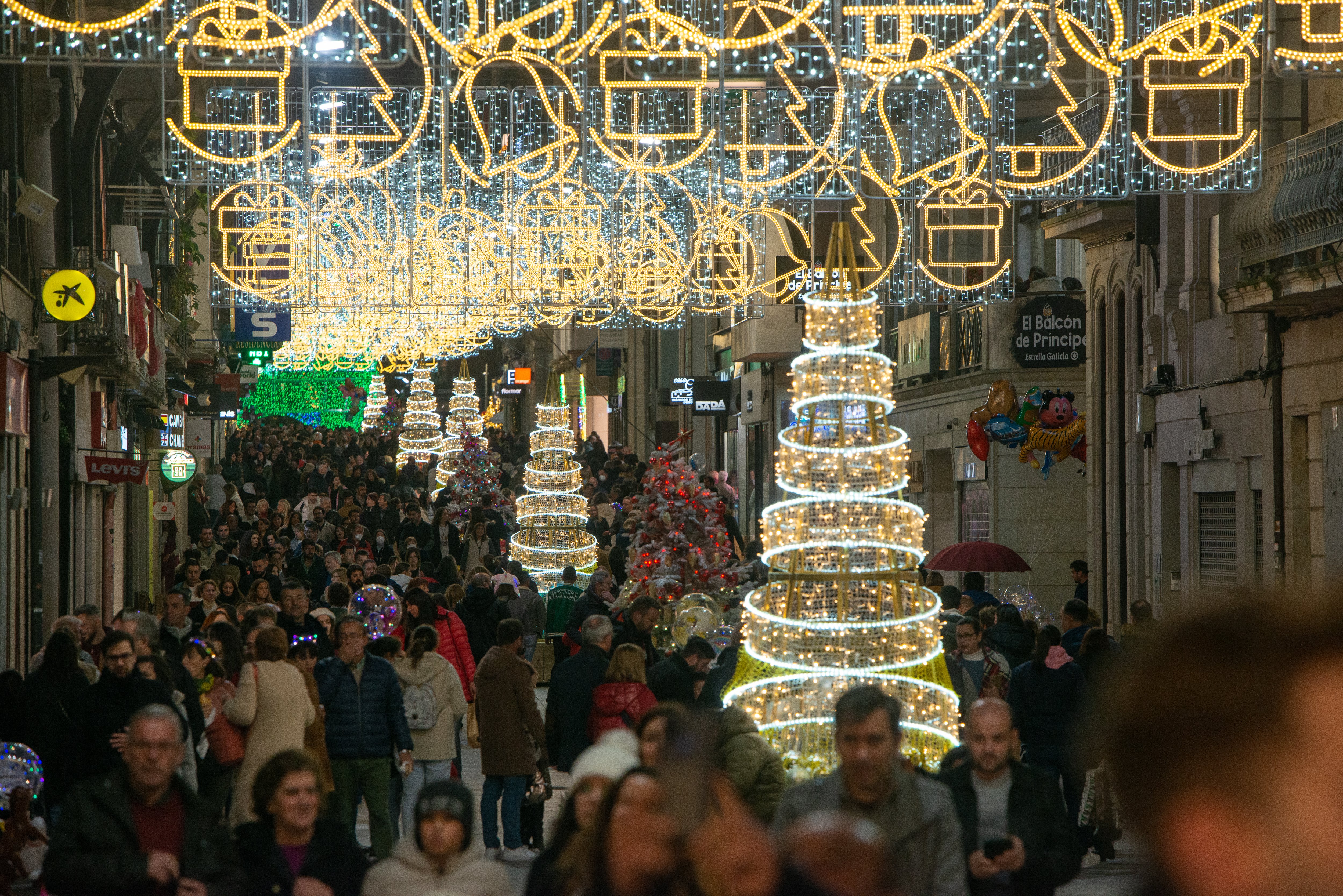 El precio de la luz cae un 90% con respecto a la Navidad de 2021, ¿a qué se debe?