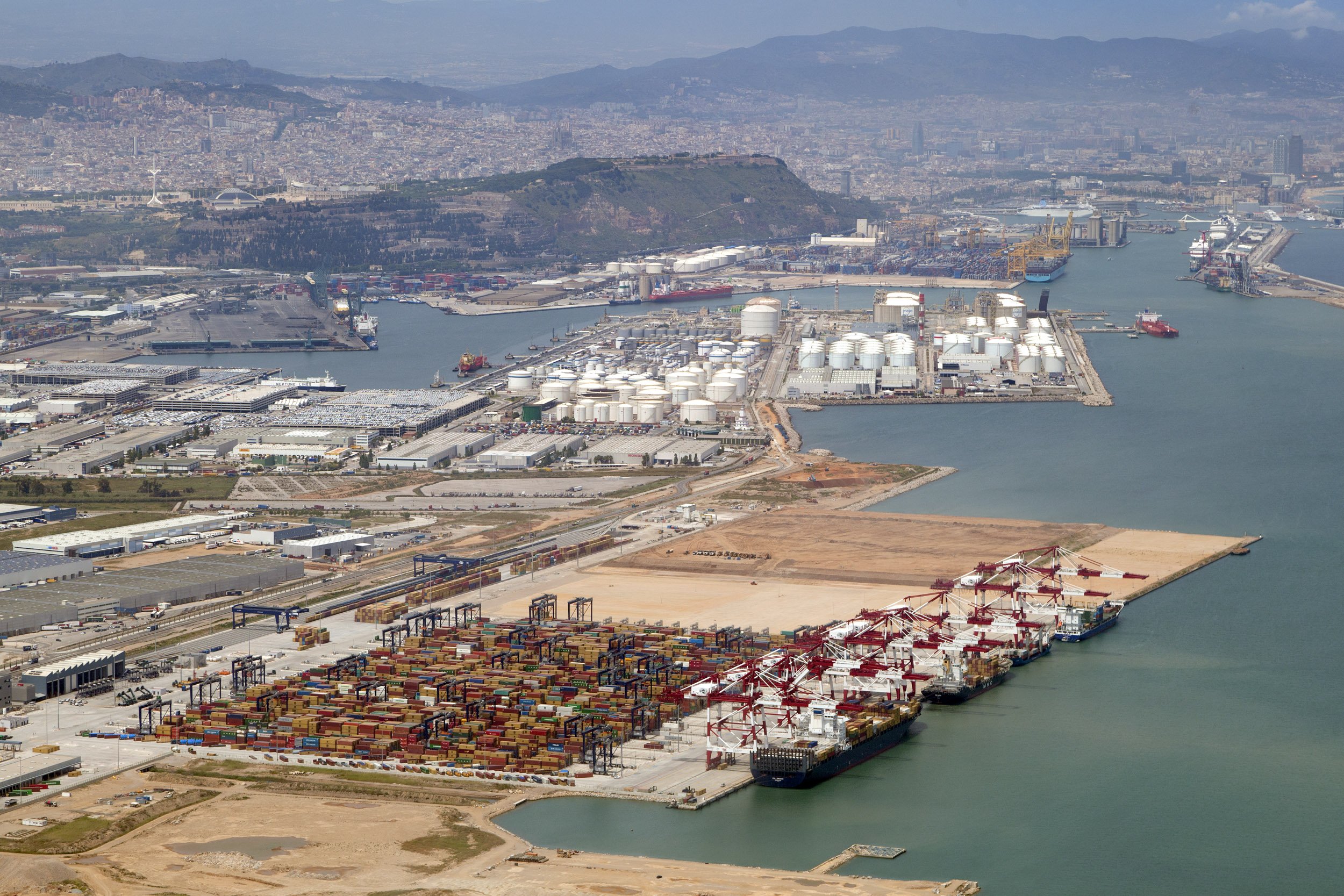 El Port de Barcelona, el único gran puerto que esquiva el descenso del tráfico de contenedores