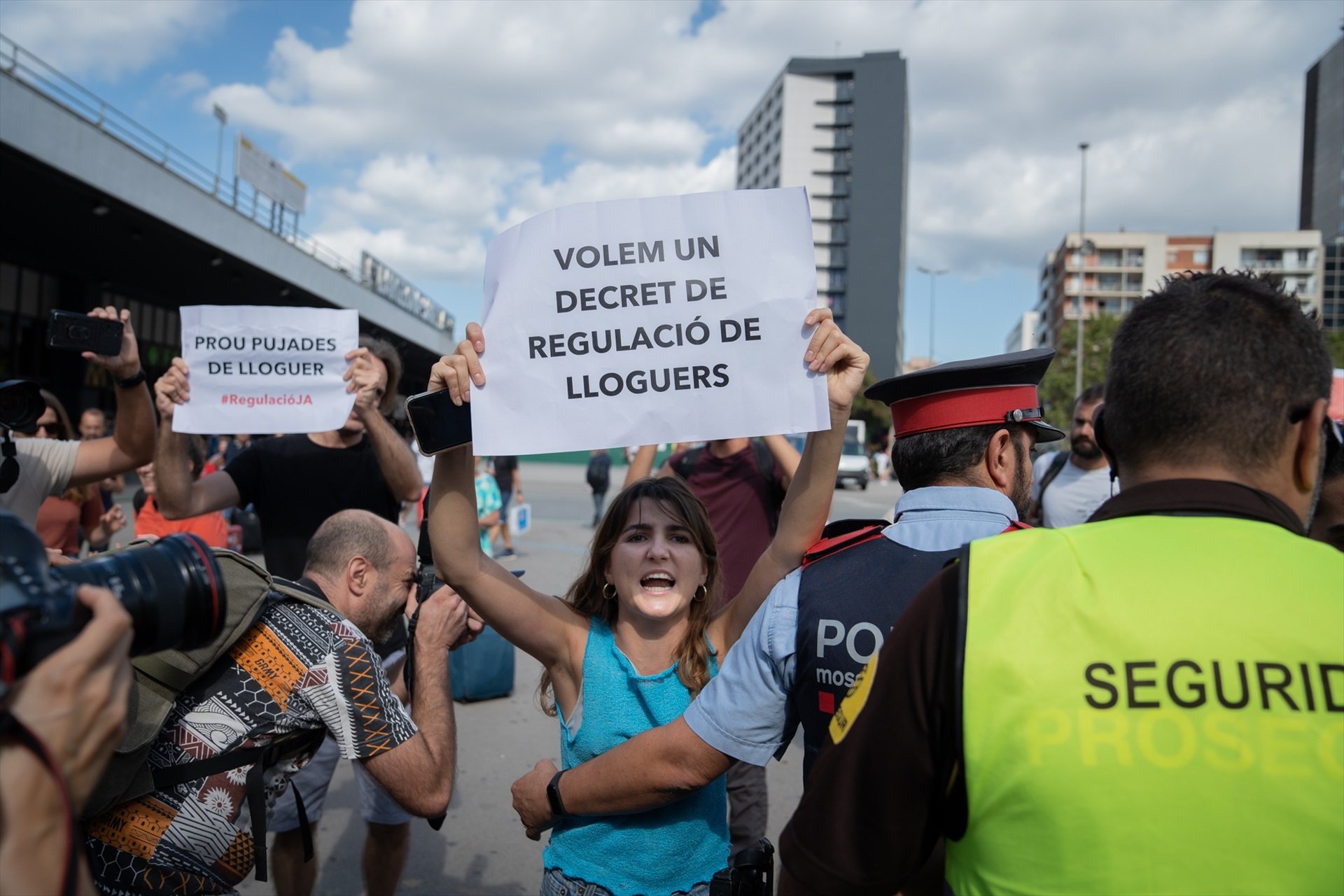 EuropaPress 4687456 activista sostiene pancarta manifestacion estacion tren sants 16 septiembre