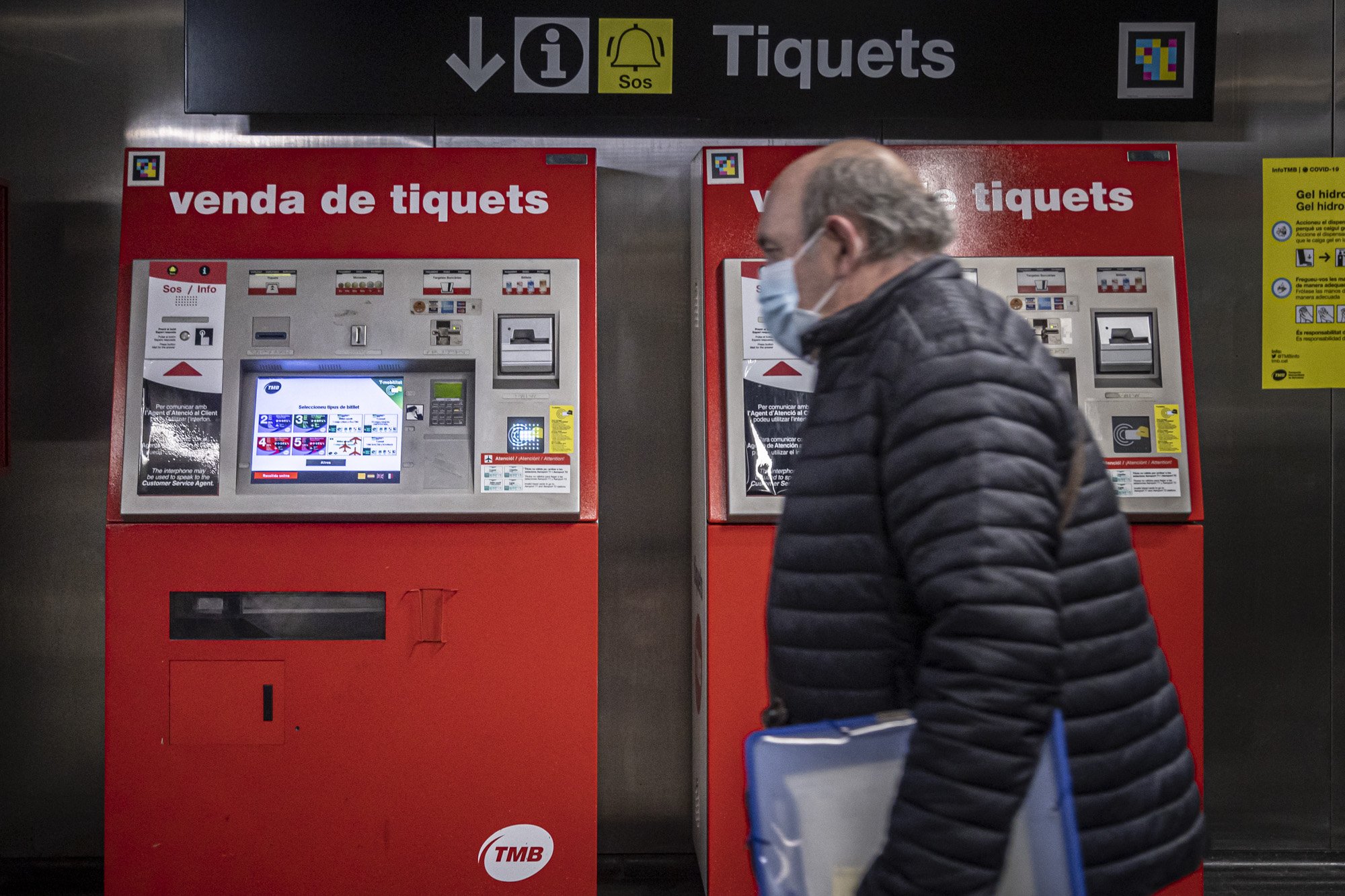 Máquinas de billetes del metro en Barcelona. / Foto: Montse Giralt