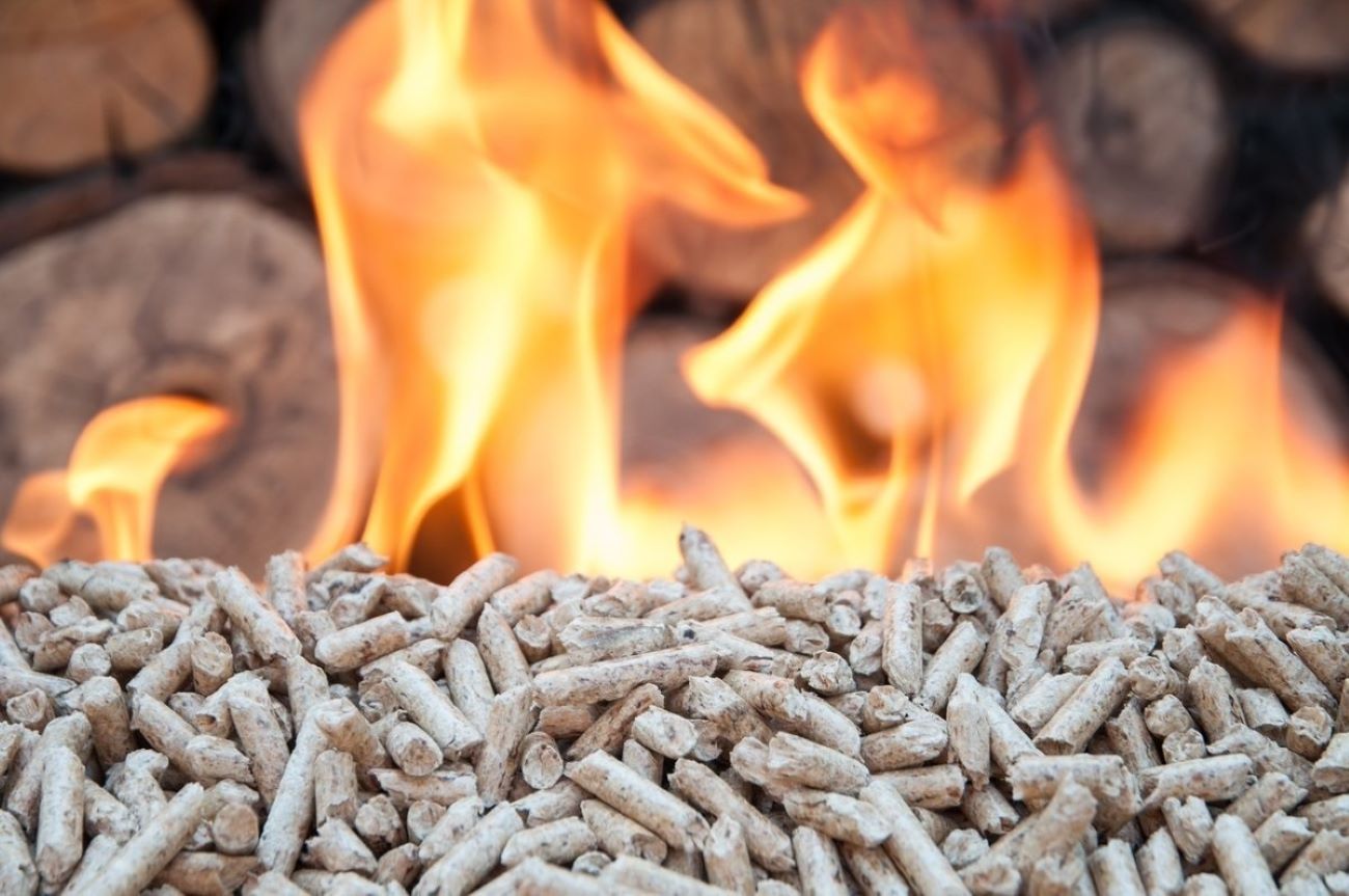 Calentarse con el pellet más caro de la historia es más barato que el gas natural
