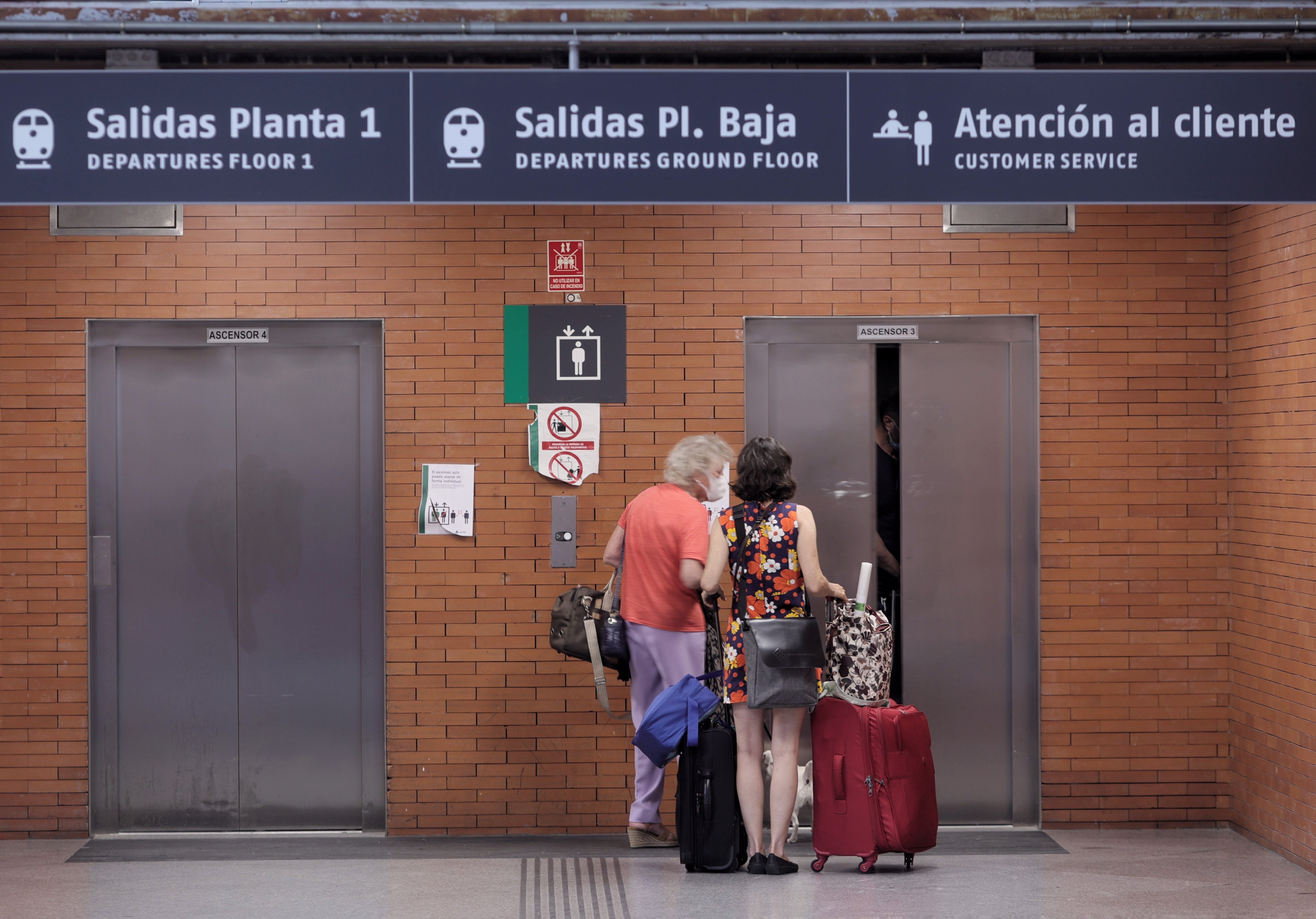 EuropaPress 3774341 dos mujeres esperan ascensor estacion madrid puerta atocha 11 junio 2021