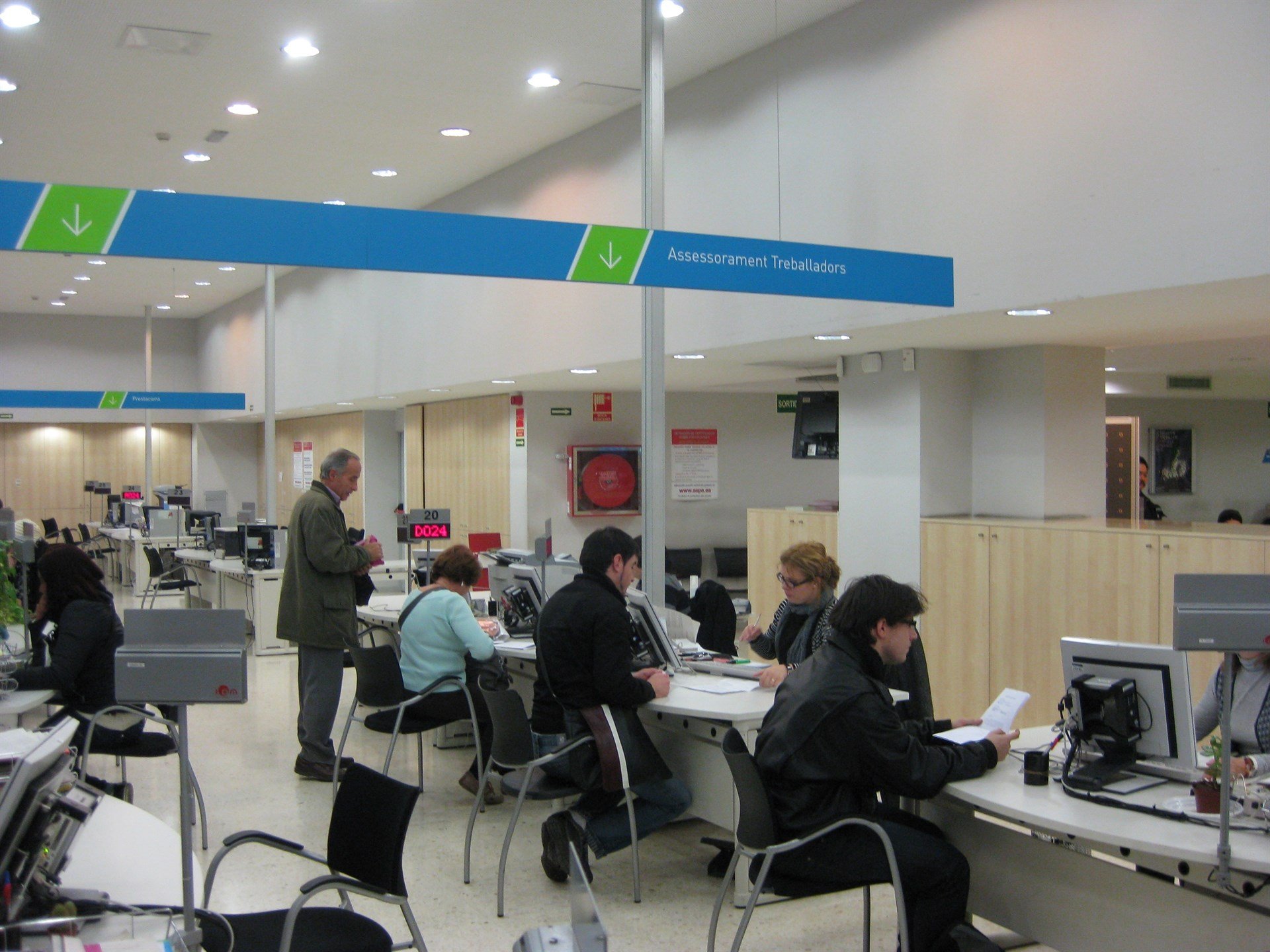 El Gobierno da macha atrás y elimina la obligación de que los parados presenten la declaración de renta