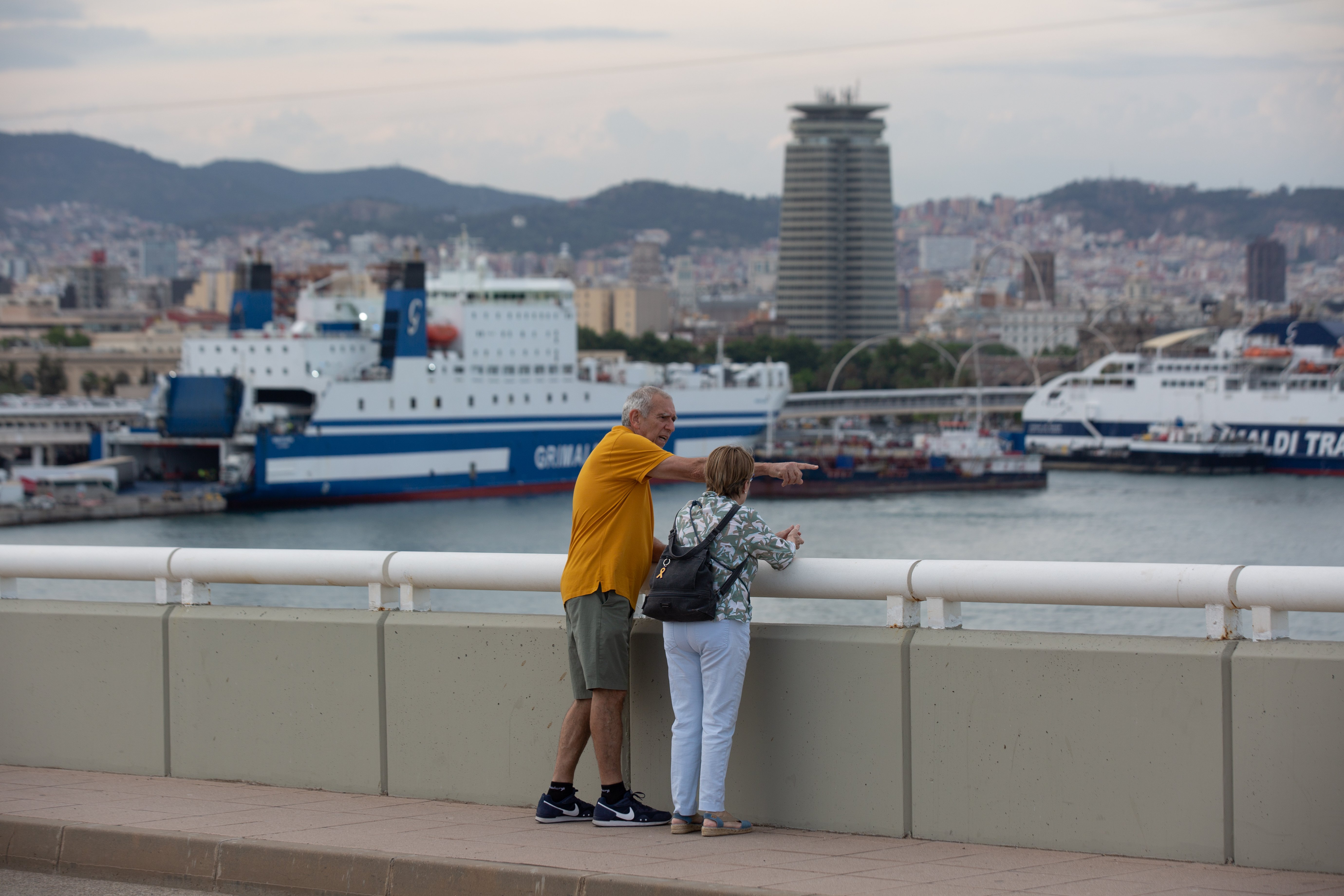 EuropaPress 4490576 pareja conversa frente terminal cruceros puerto barcelona visto puente