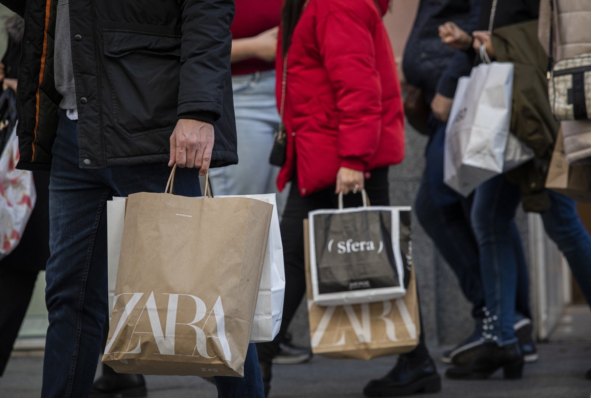 Clientes con bolsas durante el periodo de rebajas | Foto: Europa Press