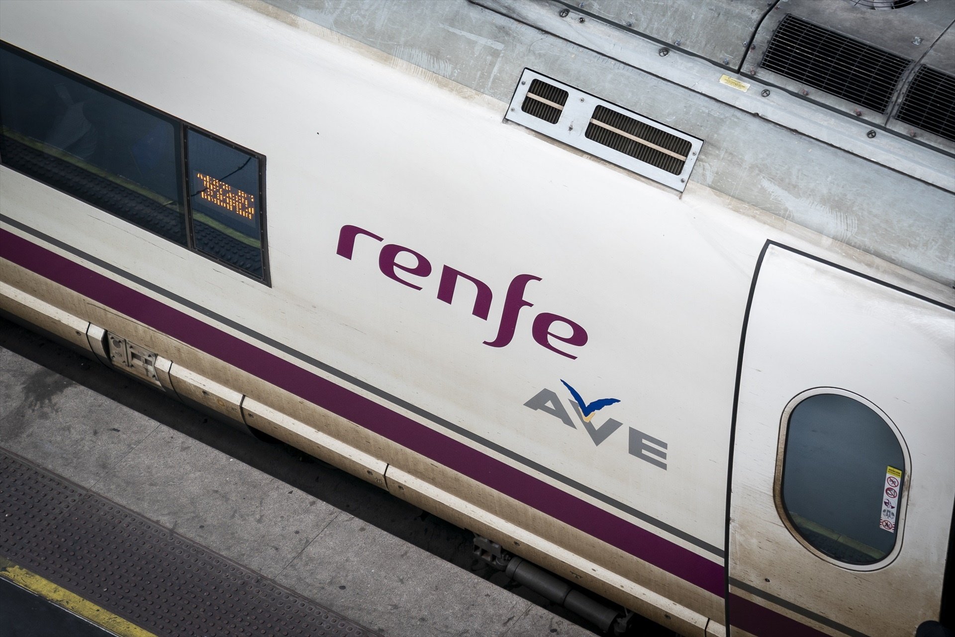 Un AVE de Renfe estacionado en una de las vías de la estación Puerta de Atocha-Almudena Grandes | Foto: Europa Press