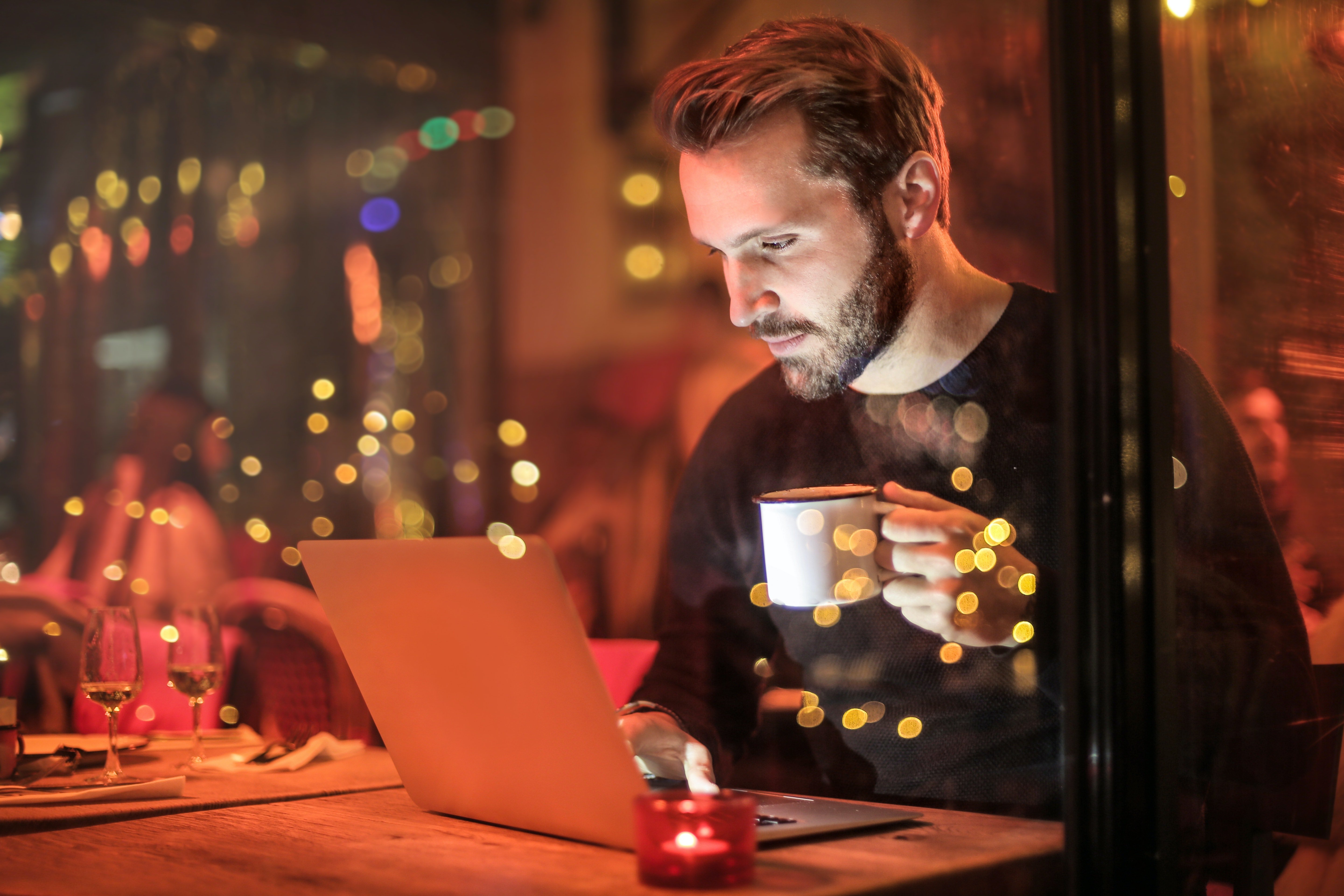 Treball asíncron: flexibilitat horària o impossibilitat de desconnectar?
