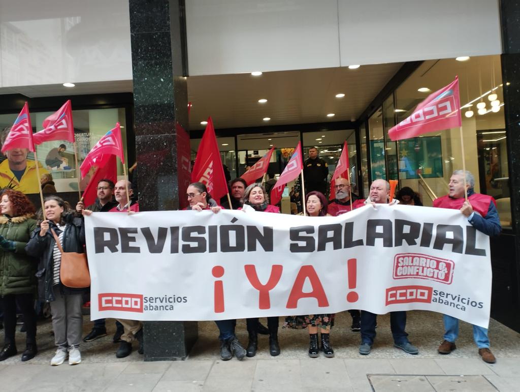 Las plantillas de Unicaja y Abanca salen a la calle para exigir una subida salarial