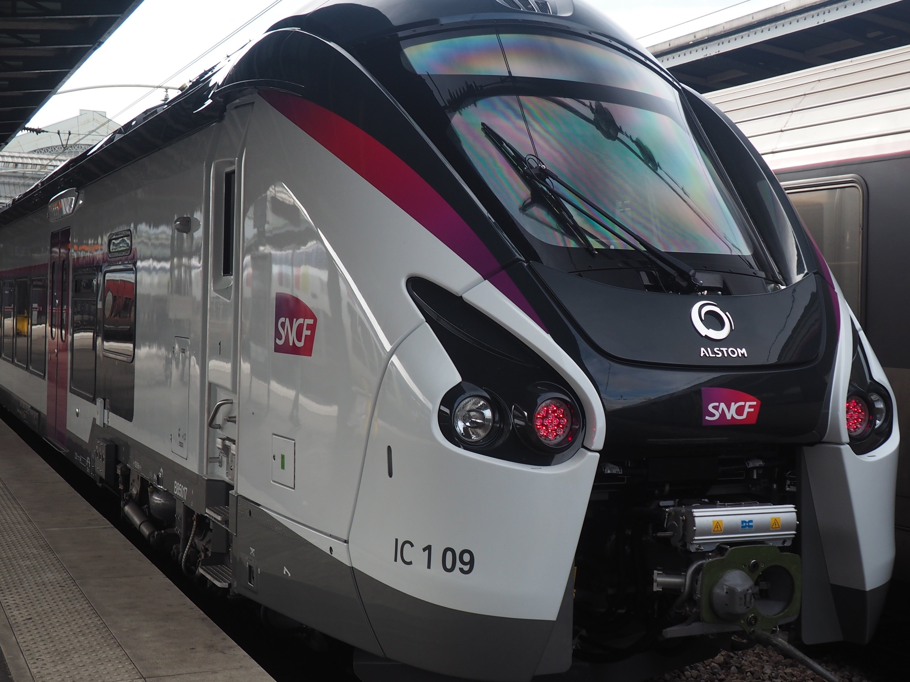 Primeros vuelos y trenes cancelados a Francia por la huelga contra la reforma de las pensiones