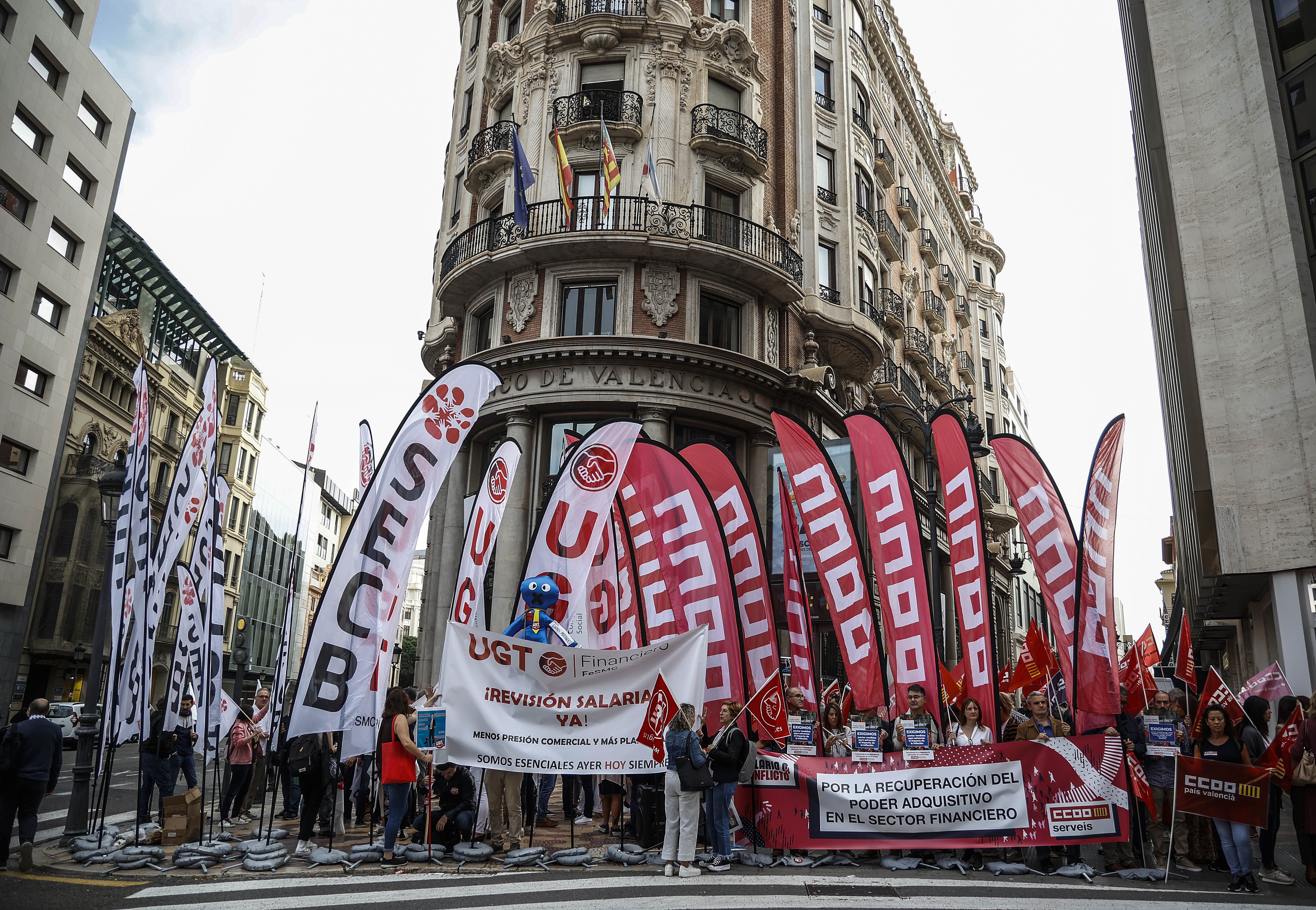 Los trabajadores de CaixaBank protestan en Valencia