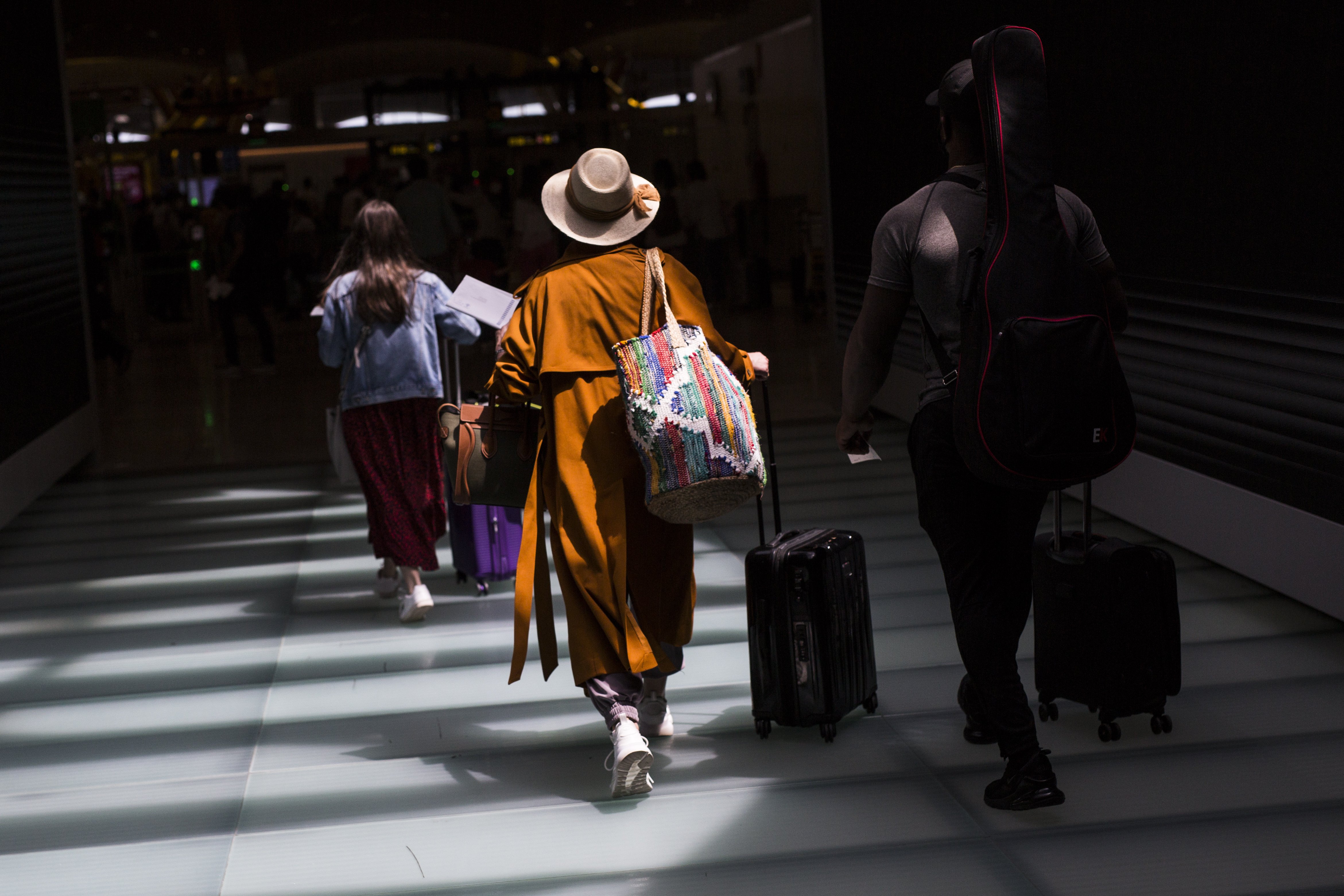 Varios turistas caminan por el aeropuerto de Madrid