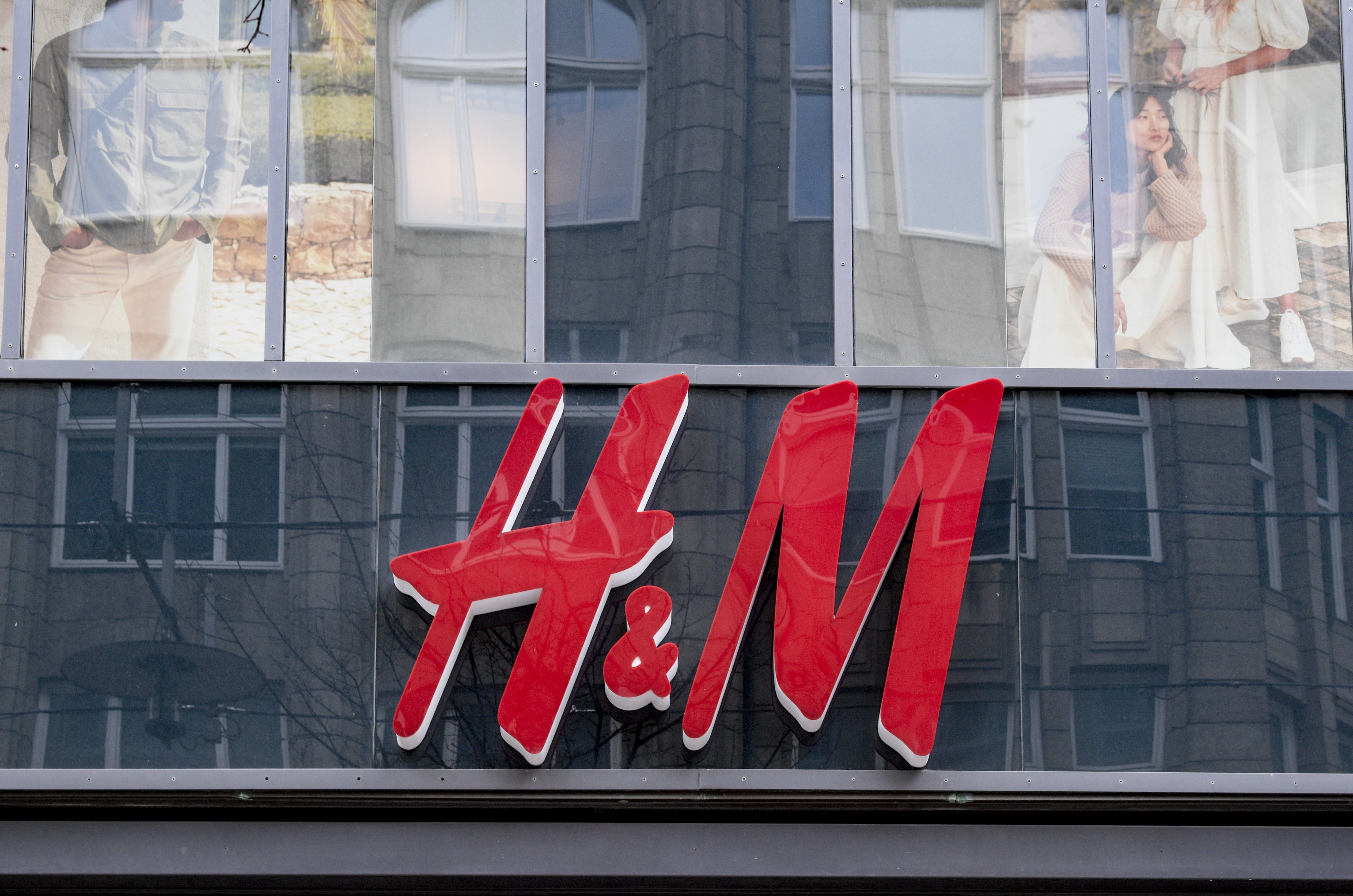 El gegant suec H&M registra una pèrdua del 68% dels beneficis, mentre Inditex es fa forta