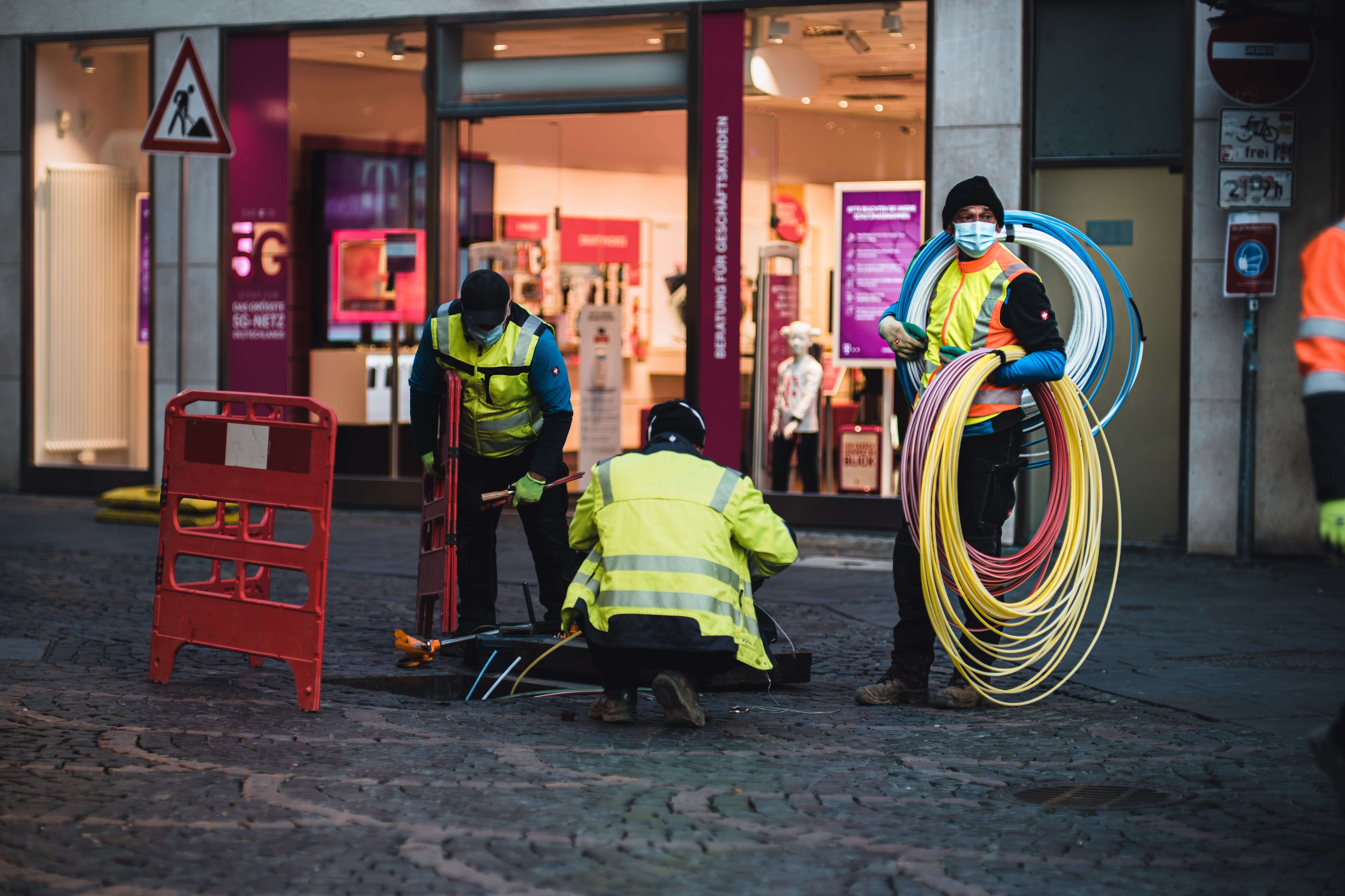 TREBALLADROS INSTAL·LANT FIBRA ÒPTICA mika baumeister unsplash