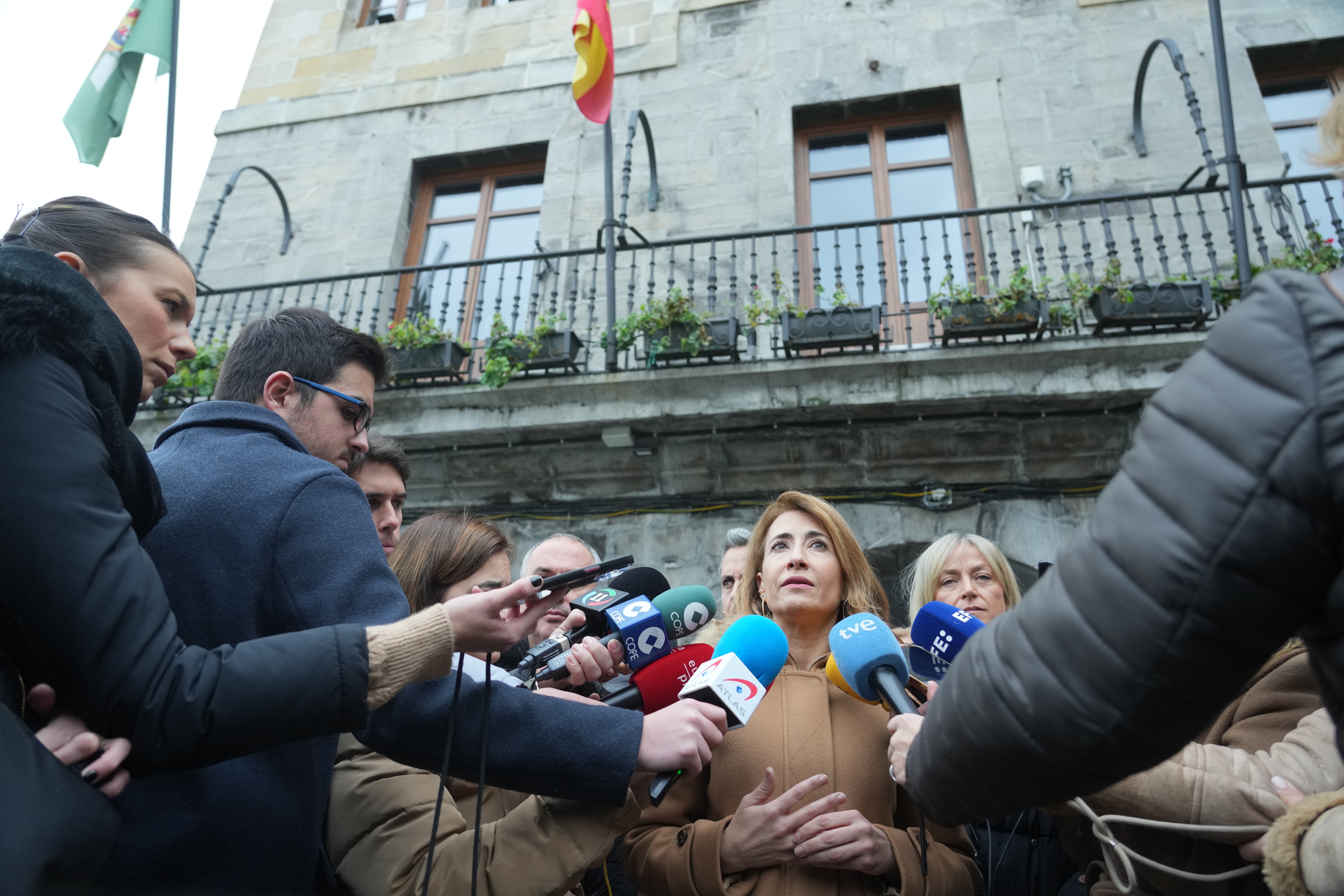 El Gobierno anuncia ceses inmediatos por la ‘chapuza’ de los trenes de Cantabria