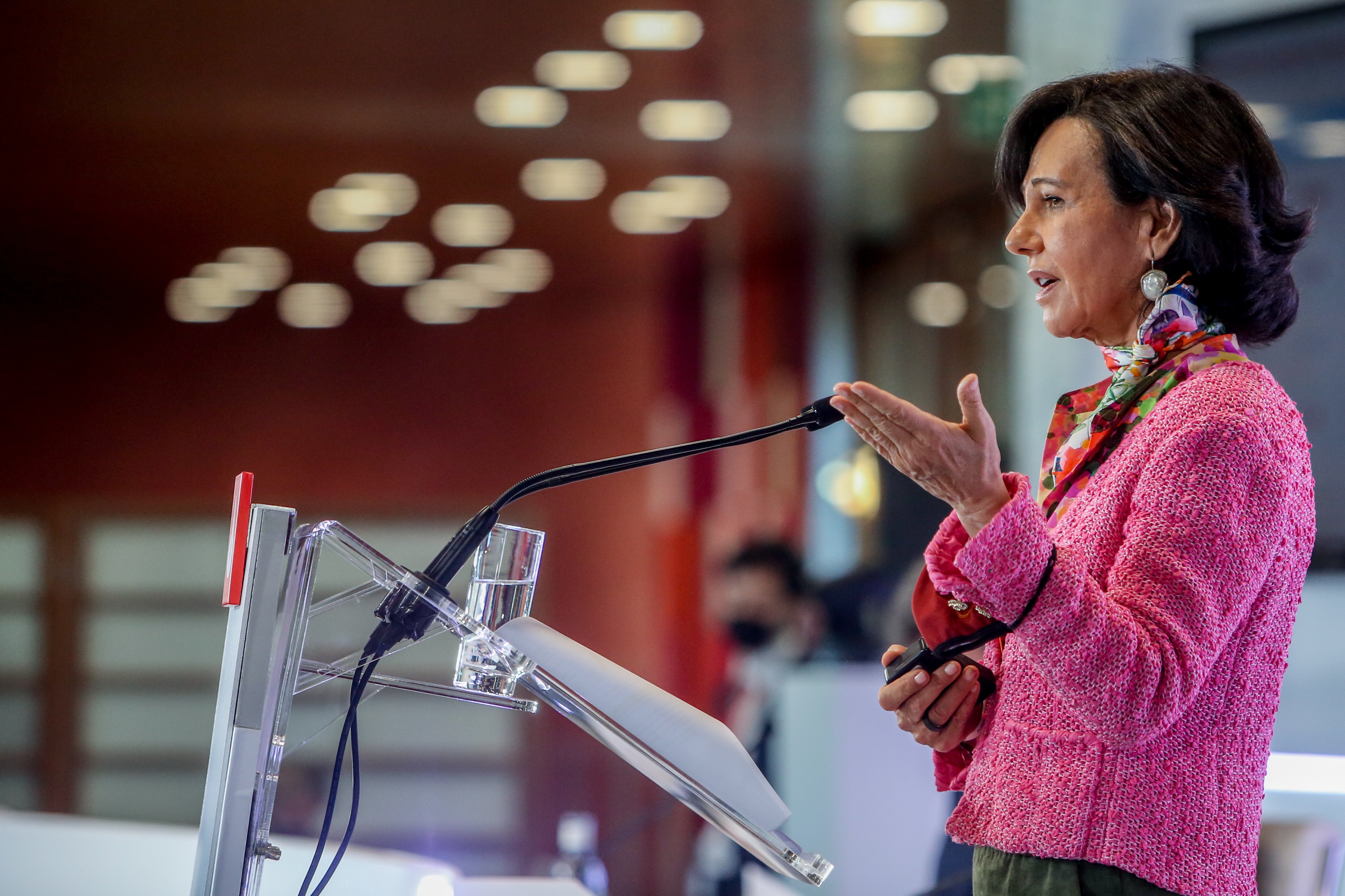 Santander remodela la cúpula de España y hace cambios en UK