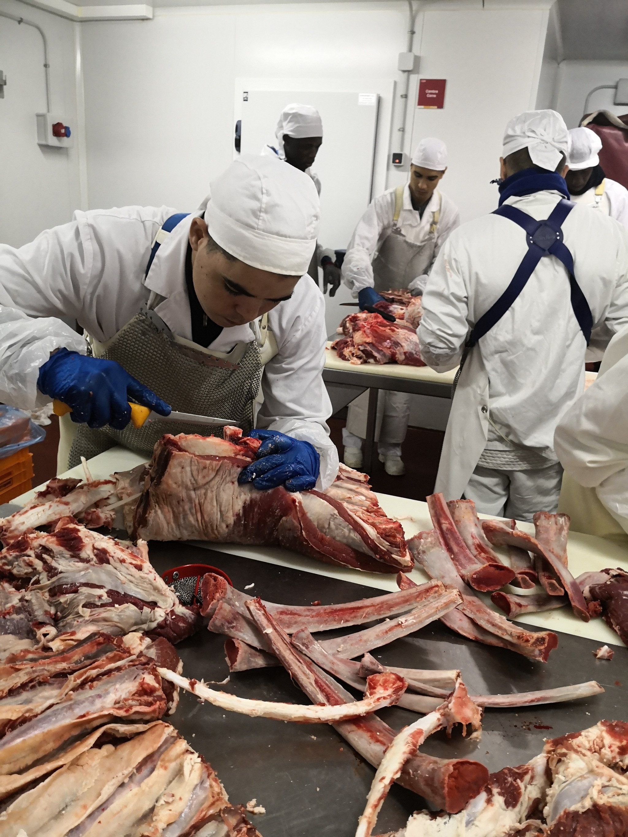 Los 34.000 trabajadores de la industria cárnica en Catalunya cobrarán un 9% más este año