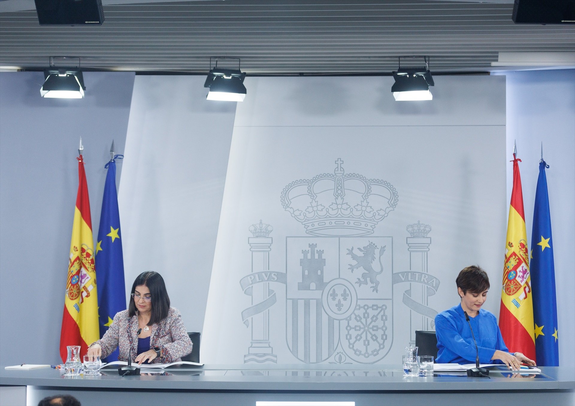 La ministra Portavoz, Isabel Rodríguez (d), y la ministra de Sanidad, Carolina Darias (i)