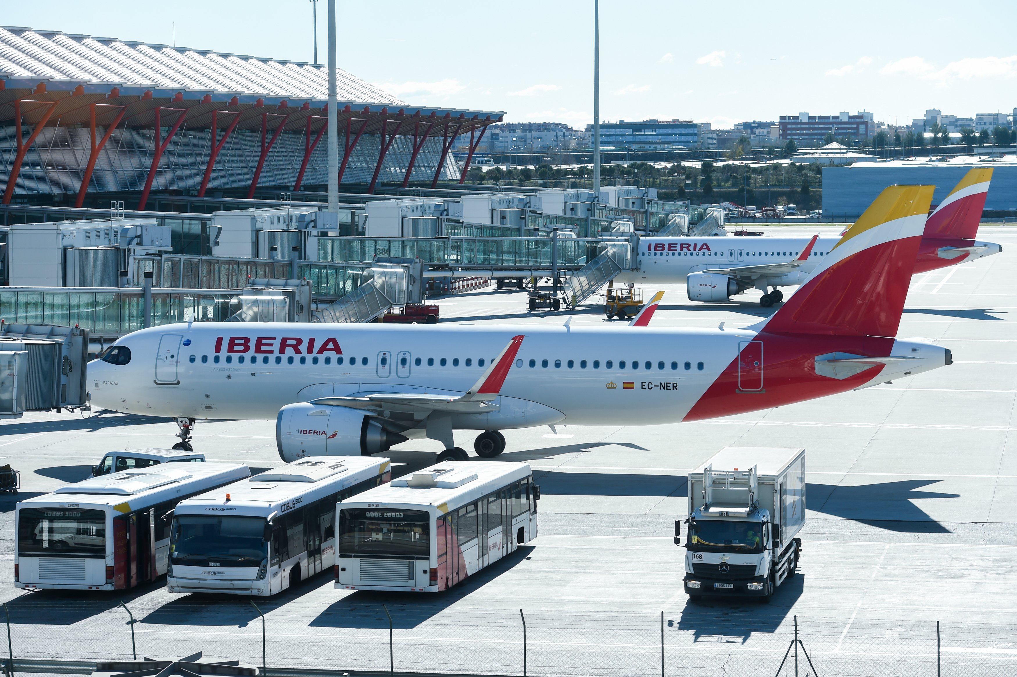 La OCU pide hasta 100.000 euros de multa a Iberia por no dejar pagar en metálico