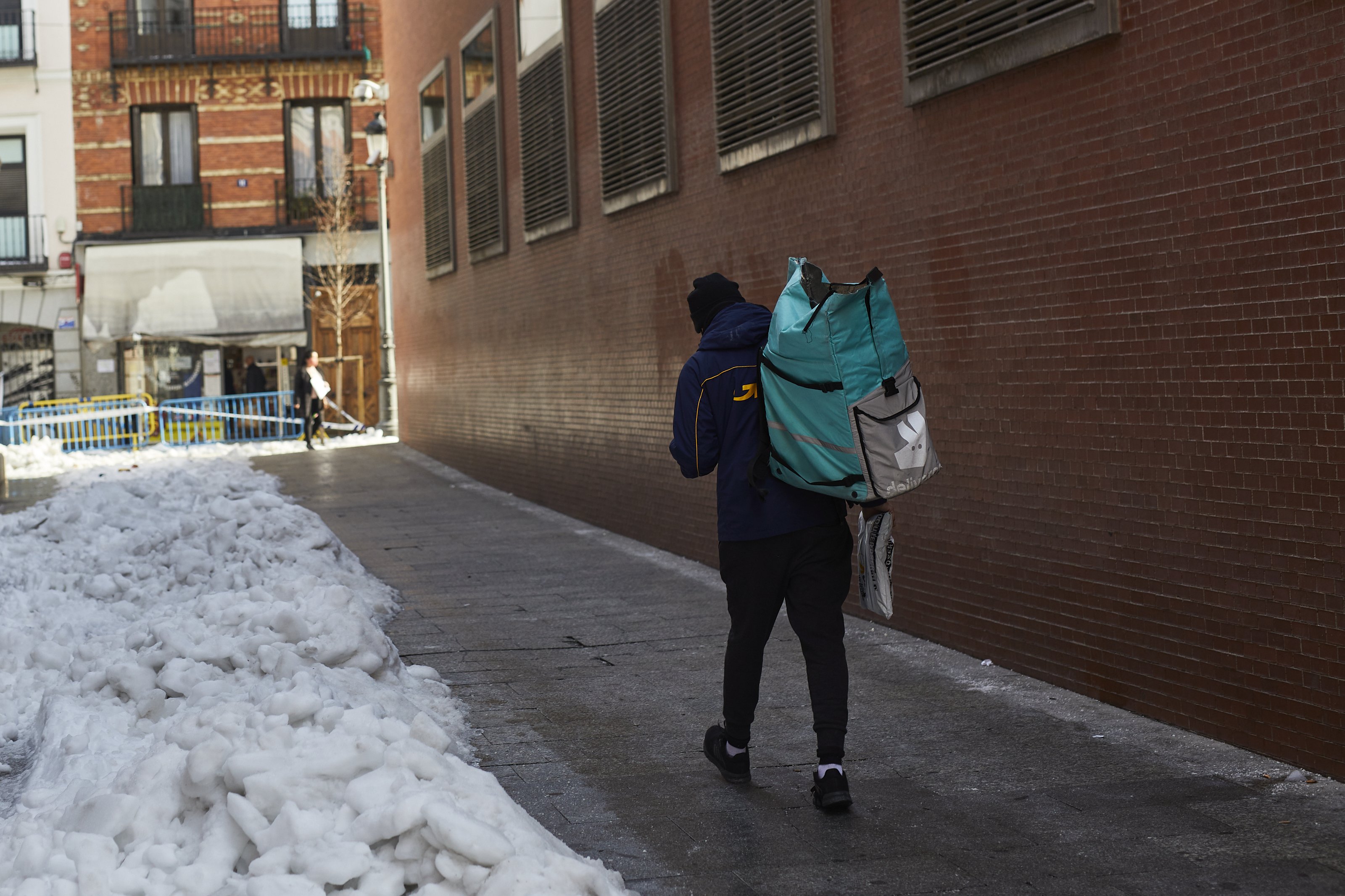 Deliveroo planea el despido de 350 empleados para gestionar el negocio de la forma "más eficiente"