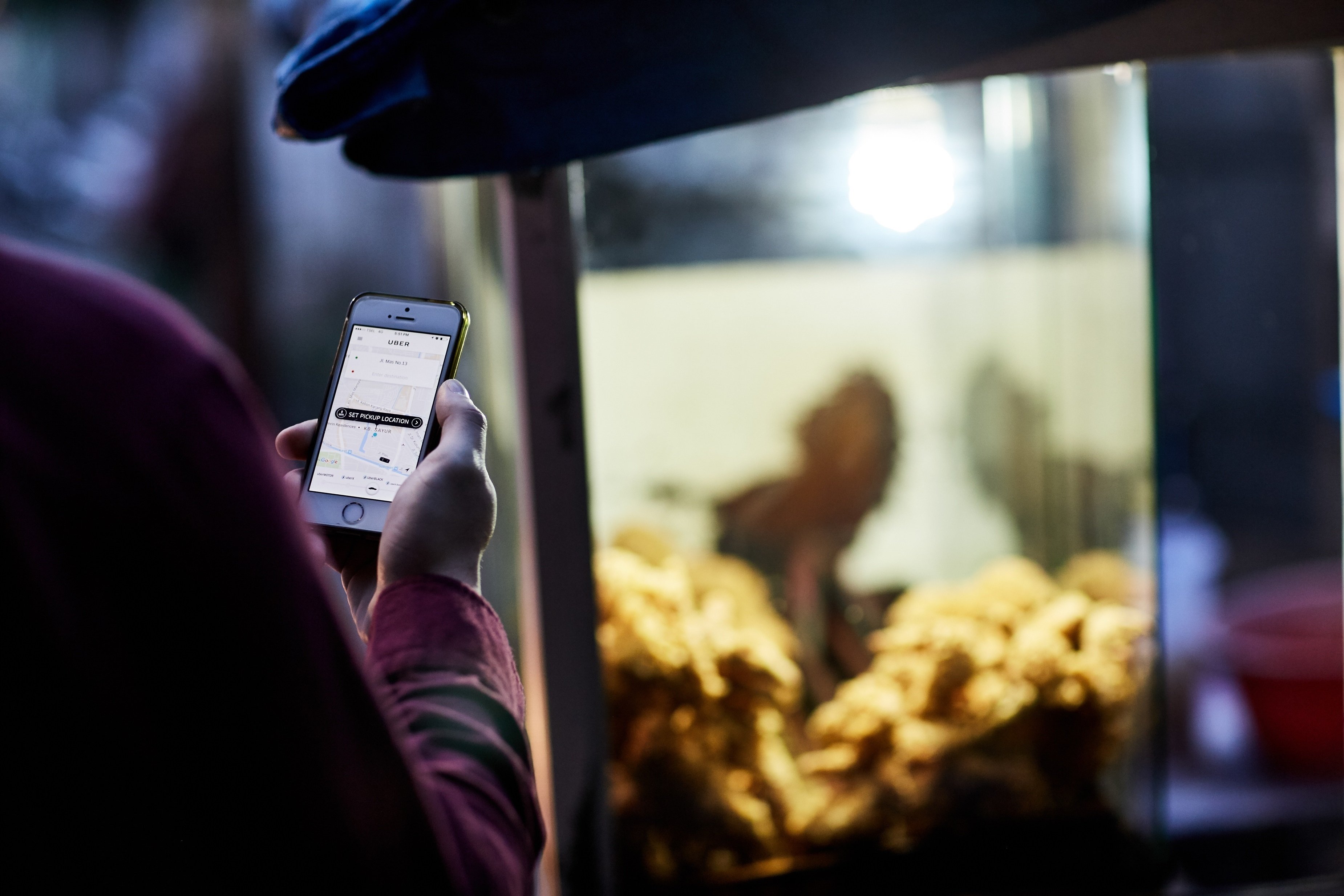 Uber se alía con Oracle y Google para ampliar la base de datos, mientras prevé despidos