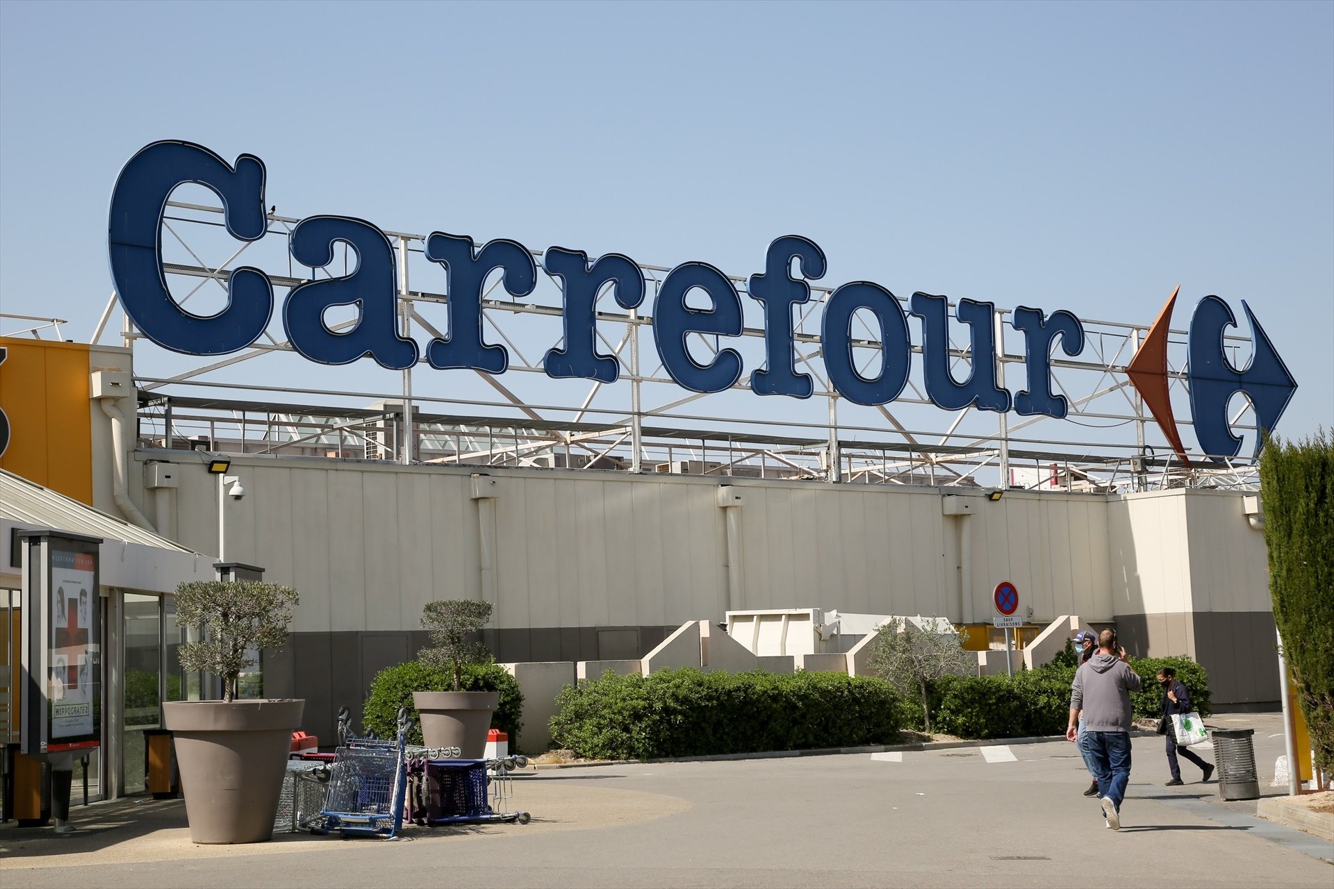 Carrefour ganó 1.348 millones de euros en 2022 y vendió un 10% más en España