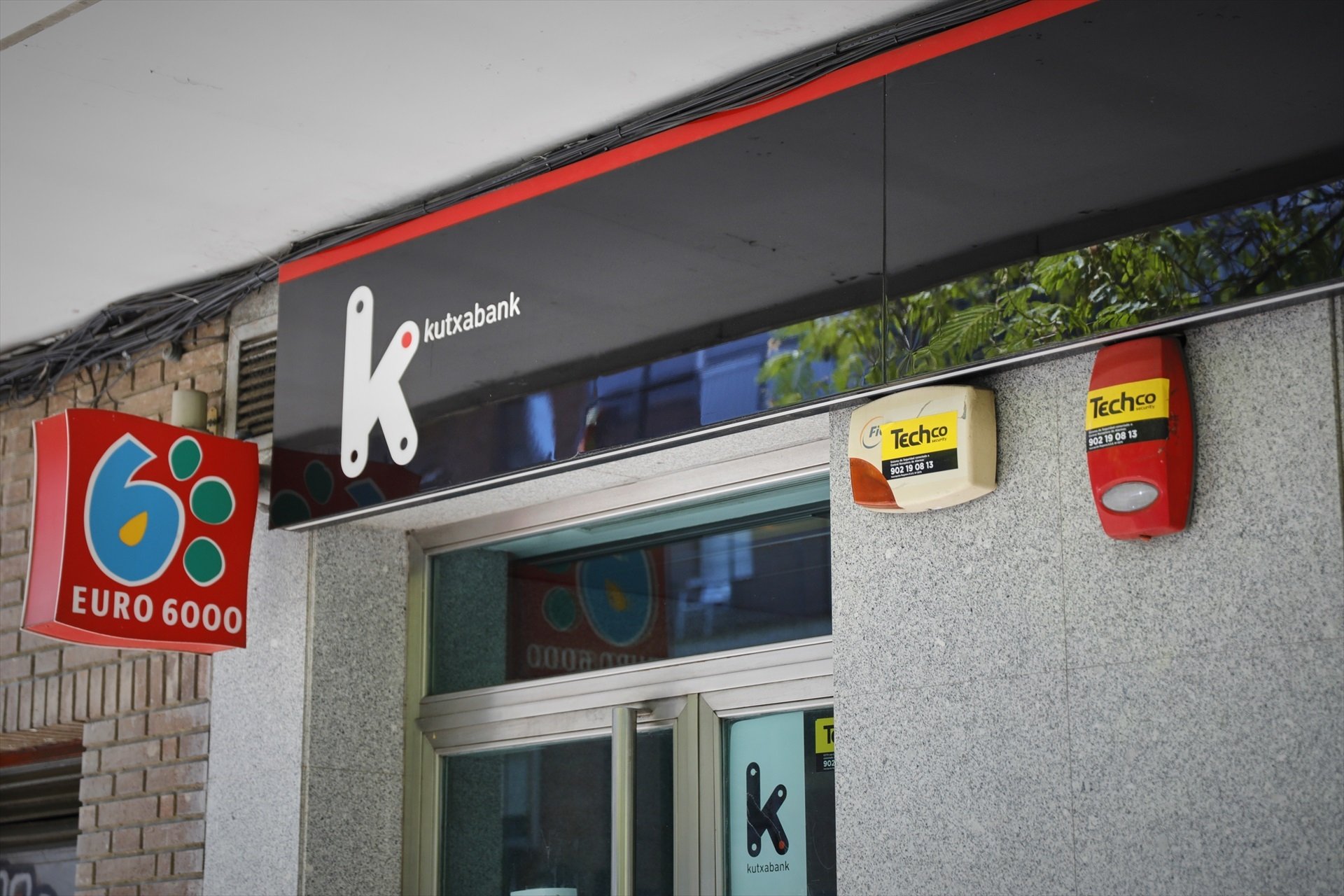 Kutxabank presenta un recurso contra el impuesto temporal a la banca