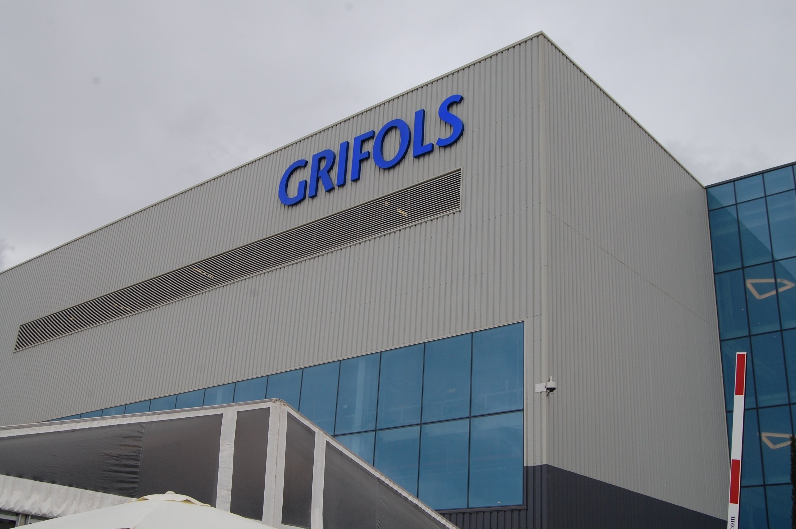 Grifols reduce los despidos previstos y los sindicatos celebran el preacuerdo sobre el ERE