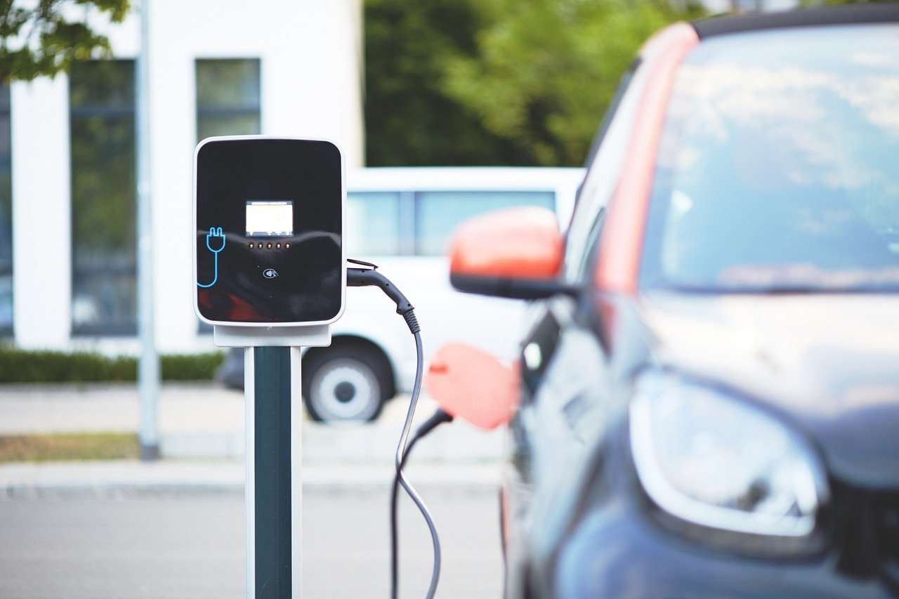 Solo 1 de cada 10 coches vendidos en febrero es electrificado / Foto: Europa Press