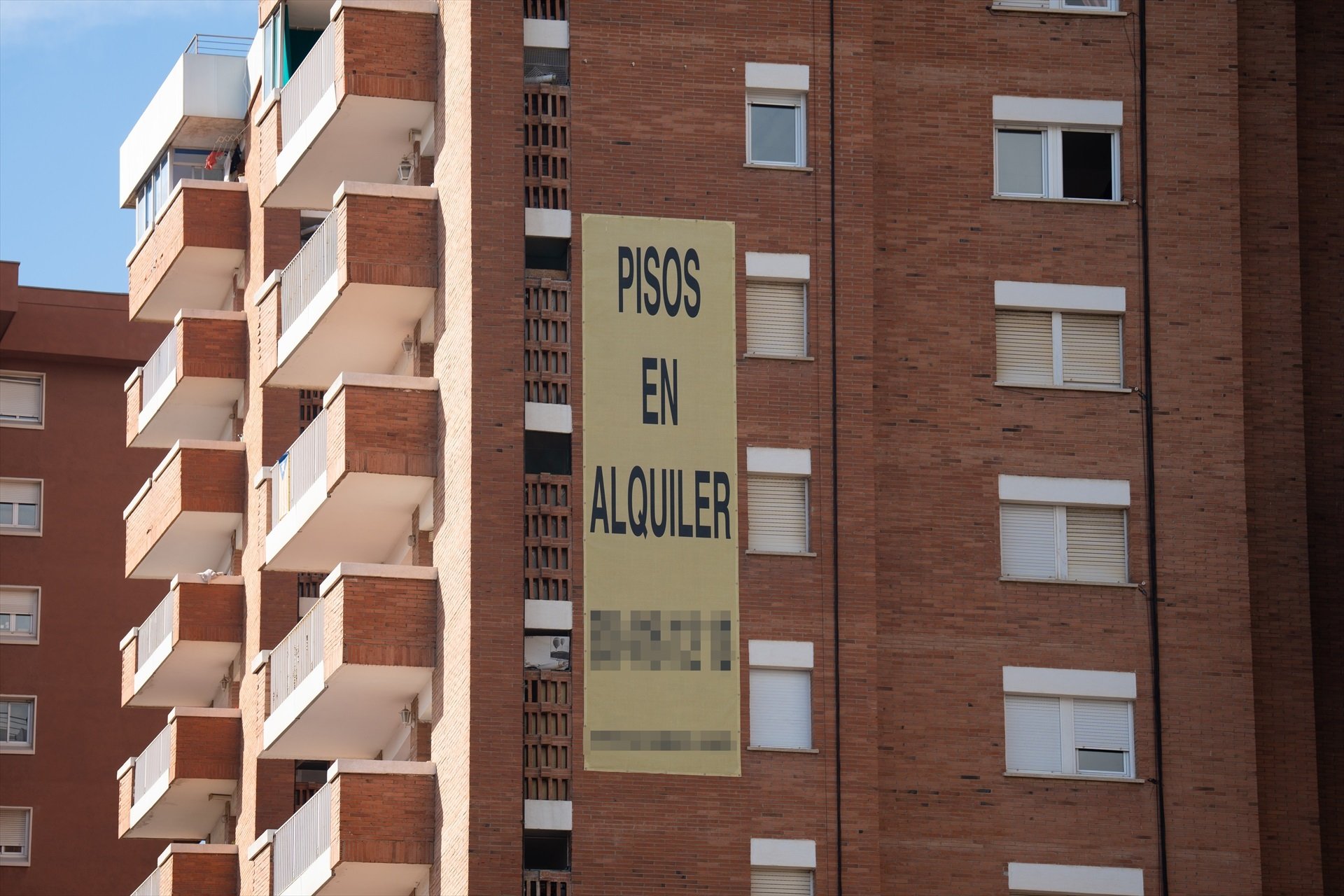 Las 5 ciudades de la periferia donde hay más demanda de pisos de alquiler (y mejores precios) que en Barcelona