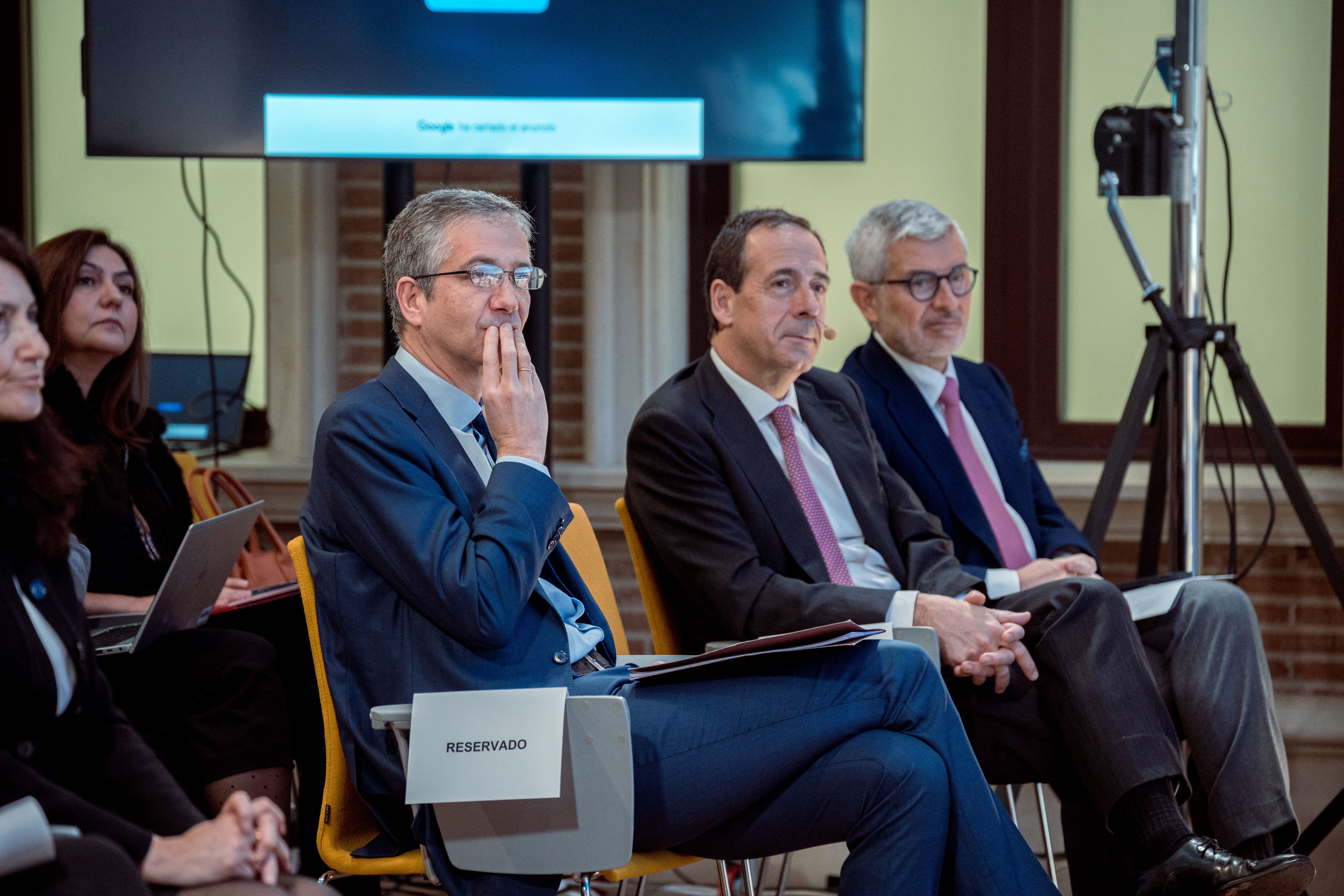 El gobernador del Banco de España, el CEO de CaixaBank y el CEO de Santander España