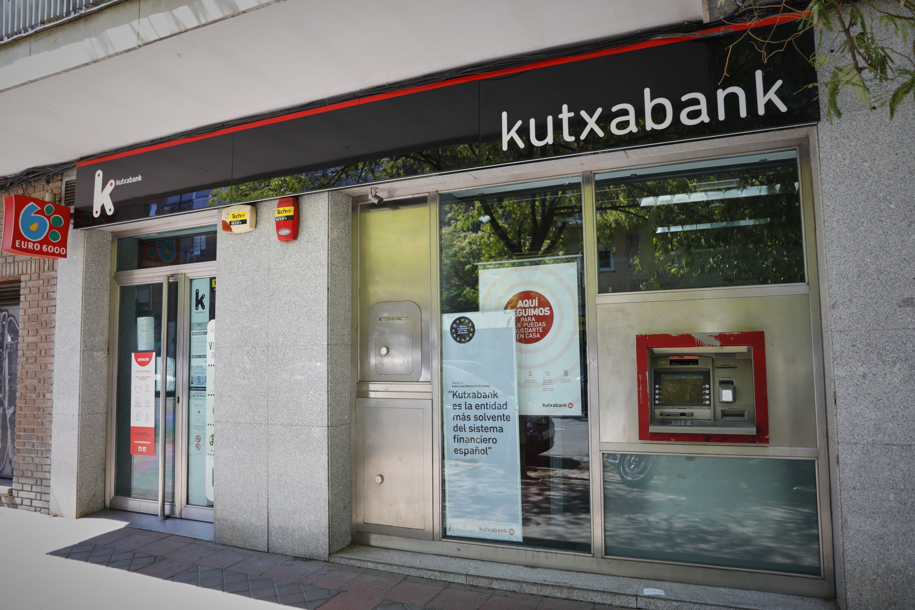 Imposen una sanció de 123.000 euros a Kutxabank per no donar servei de caixa