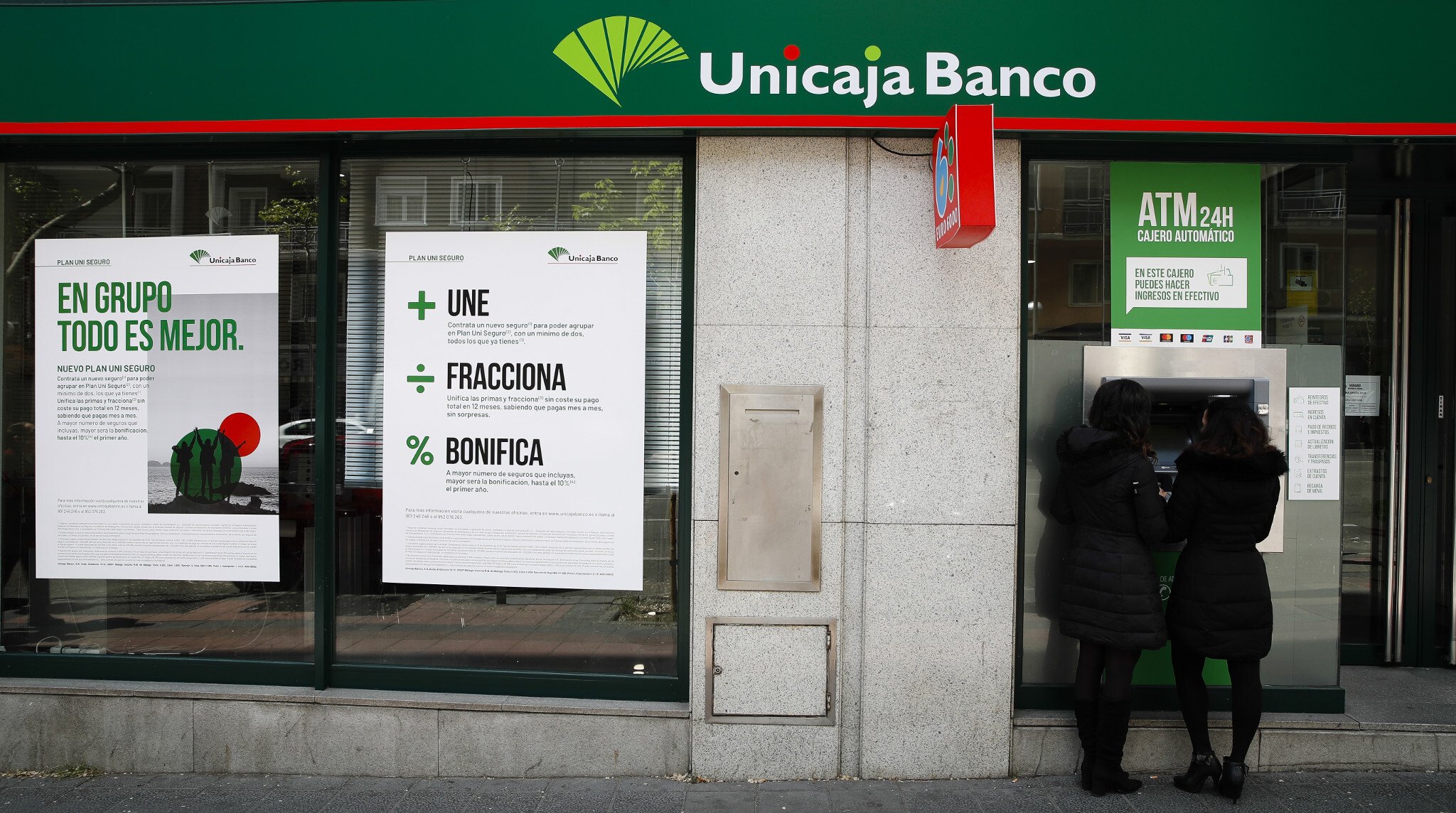 Unicaja llança un compte remunerat al 2% i torna 100 euros pels rebuts