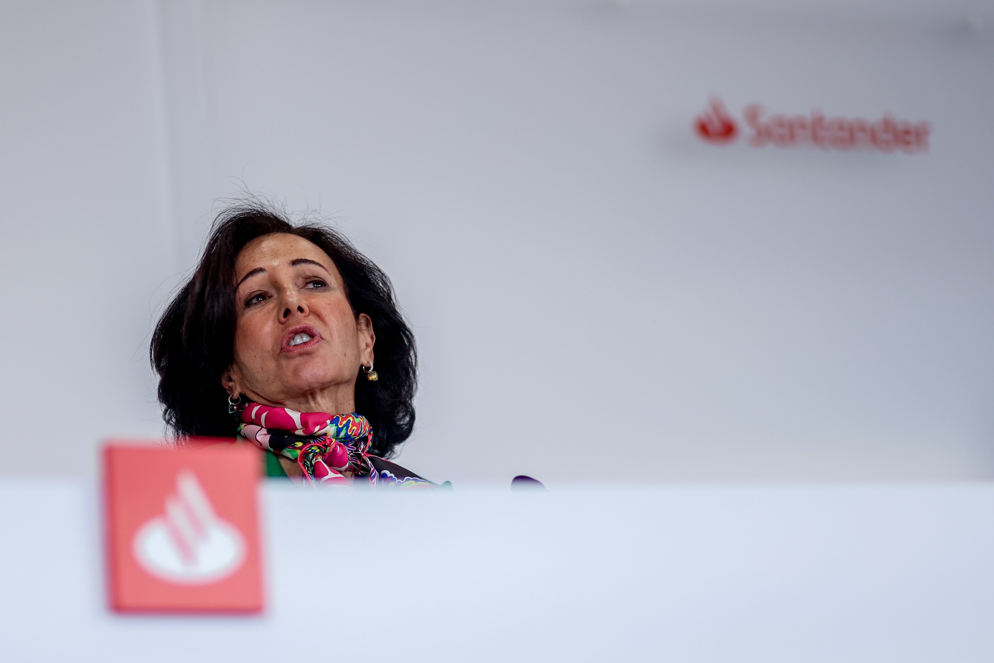 Santander hace acopio de liquidez: deja de penalizar a los clientes por tener dinero en cuenta